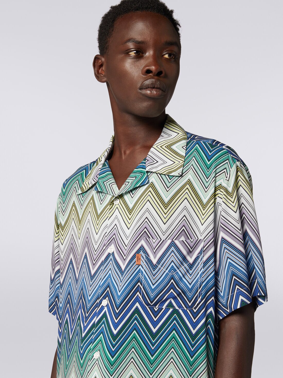 Short-sleeved shirt in viscose with large zigzag print 