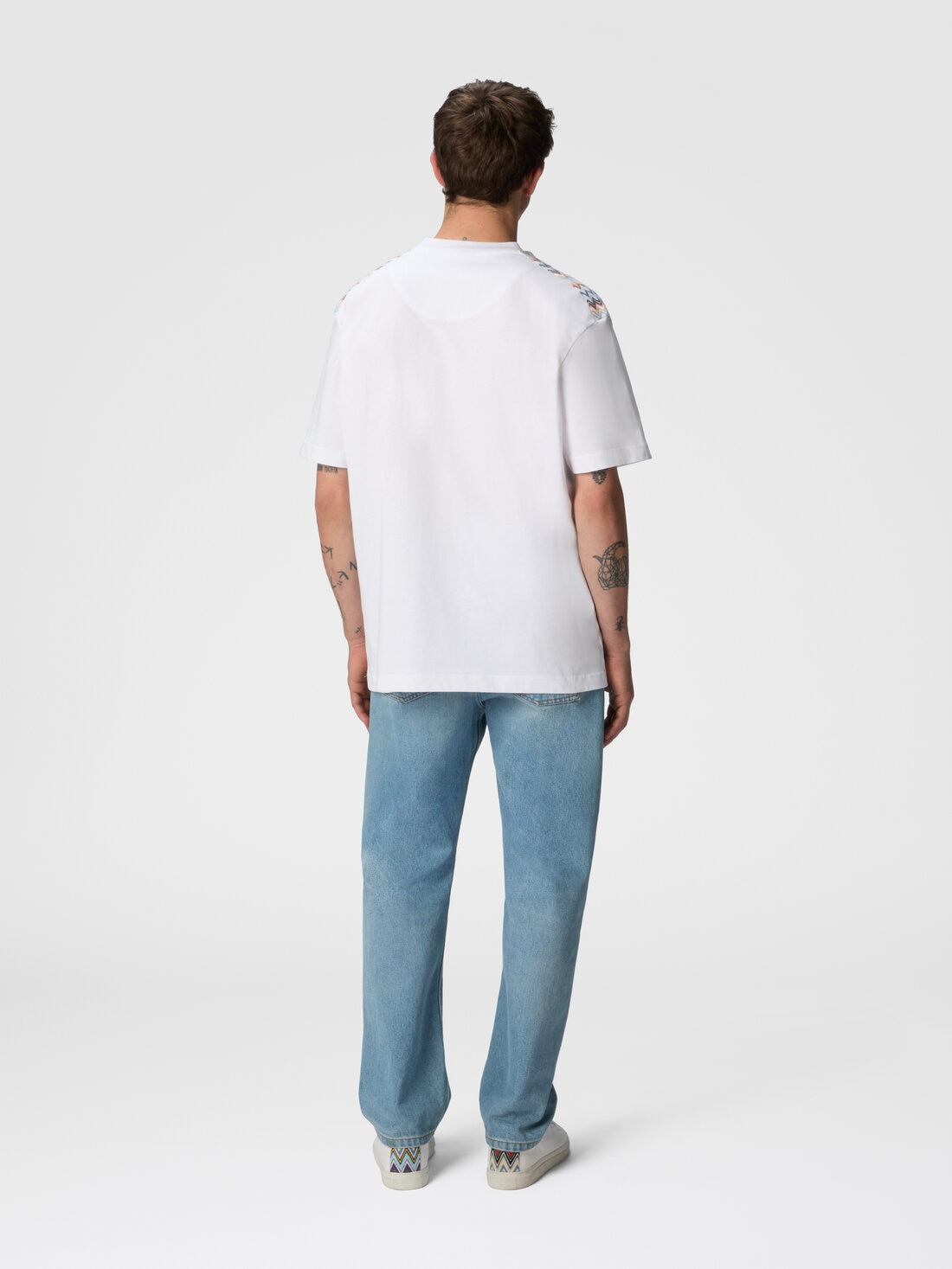 Camiseta de algodón con cuello redondo e inserciones de chevron en los hombros, Blanco  - US25SL0BBJ00M6S01G0 - 2