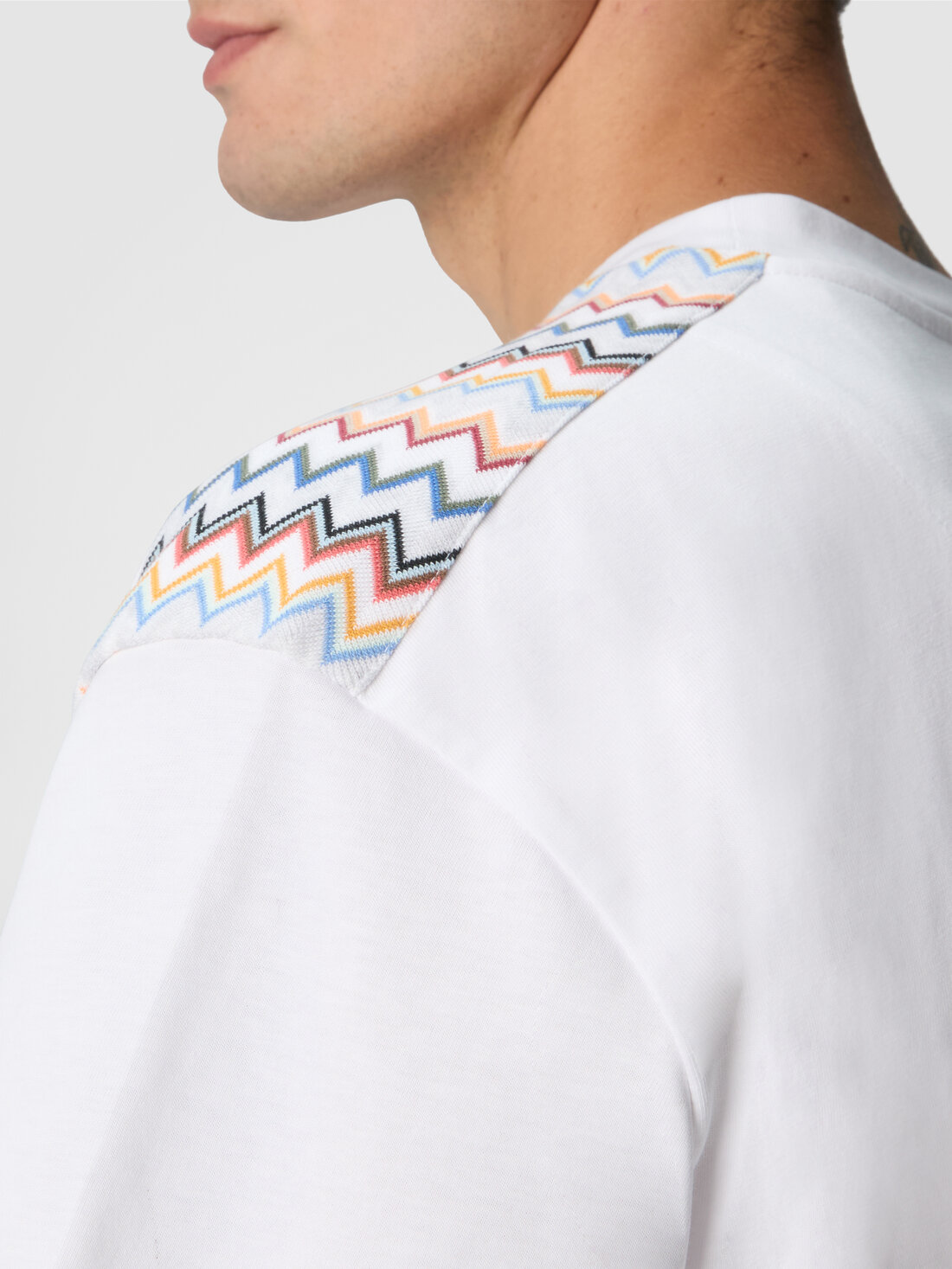 Camiseta de algodón con cuello redondo e inserciones de chevron en los hombros, Blanco  - US25SL0BBJ00M6S01G0 - 4