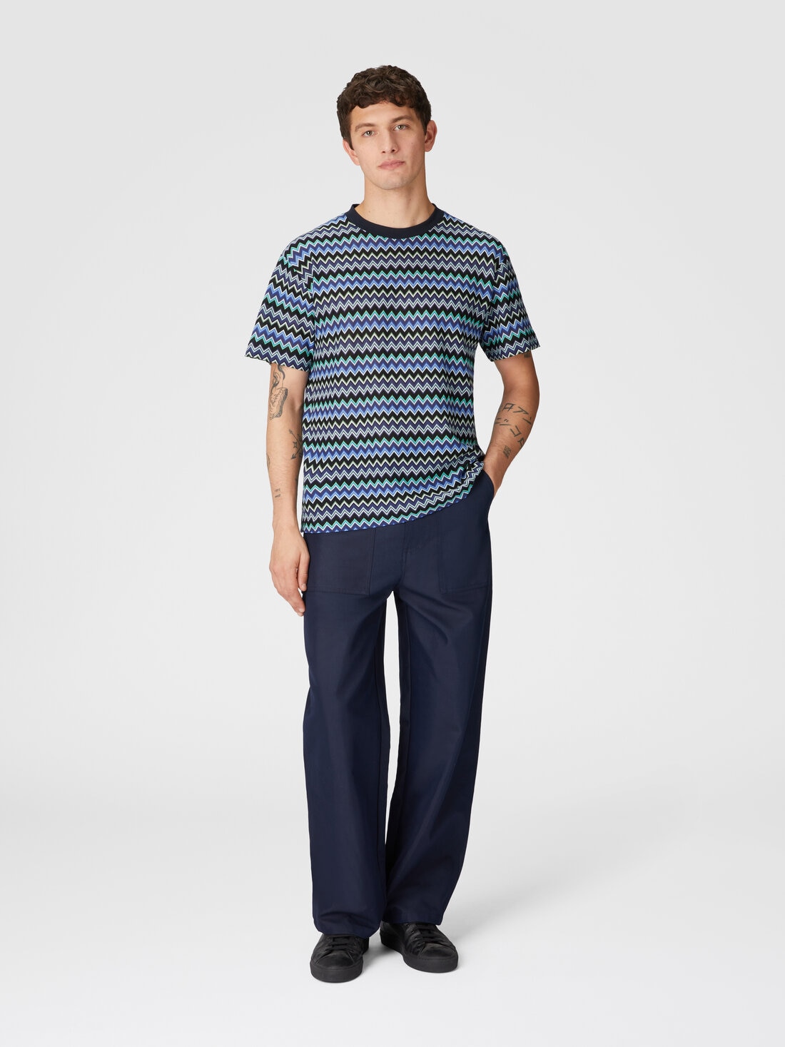 ジグザグコットンクルーネックTシャツ、対照的な襟, ブラック＆ブルー - US25SL0HBR010USM9KW - 1