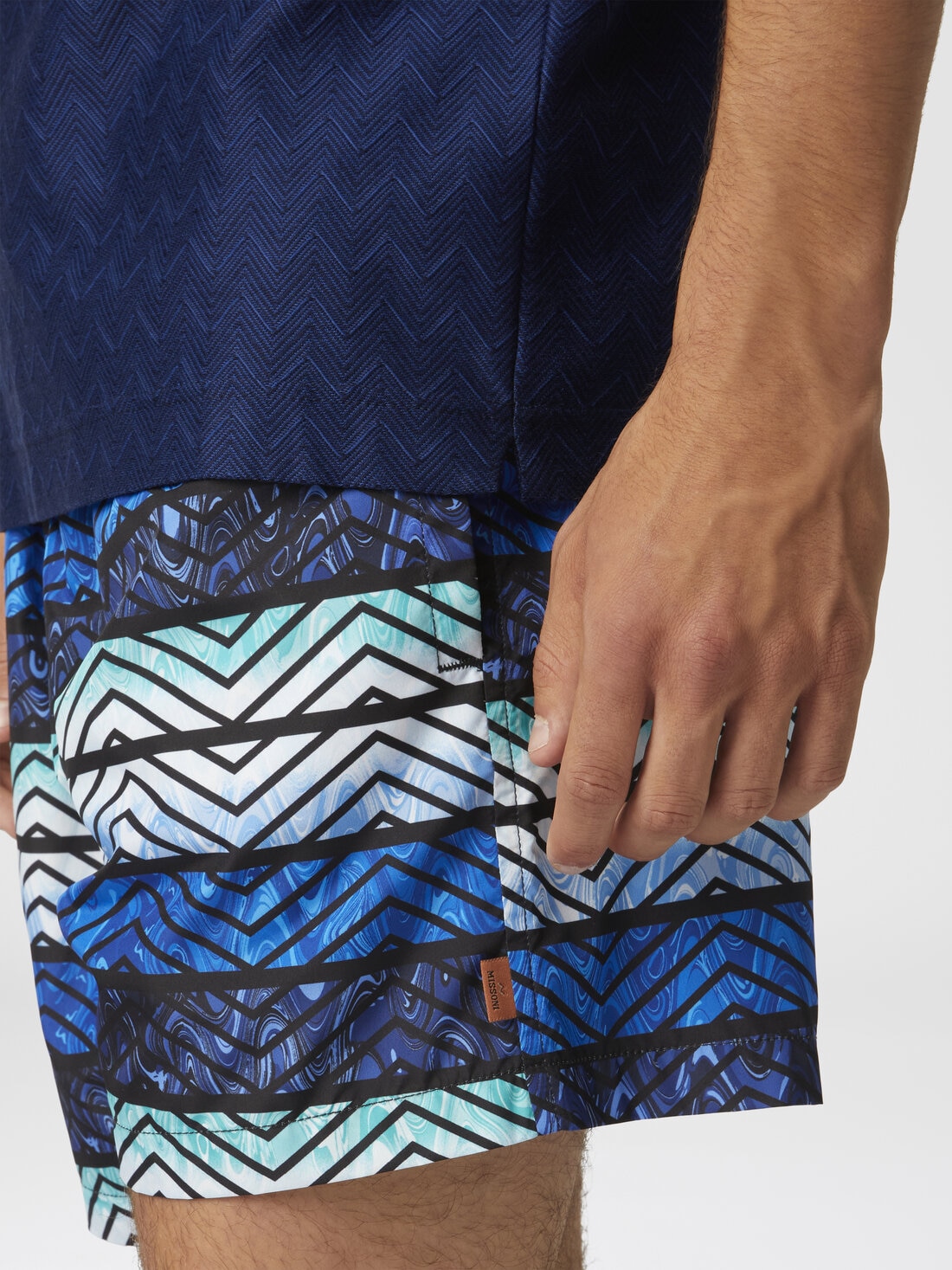 Zigzag print swim trunks with stripes and dégradé, Blue - US25SP00BW00VKS72JP - 4