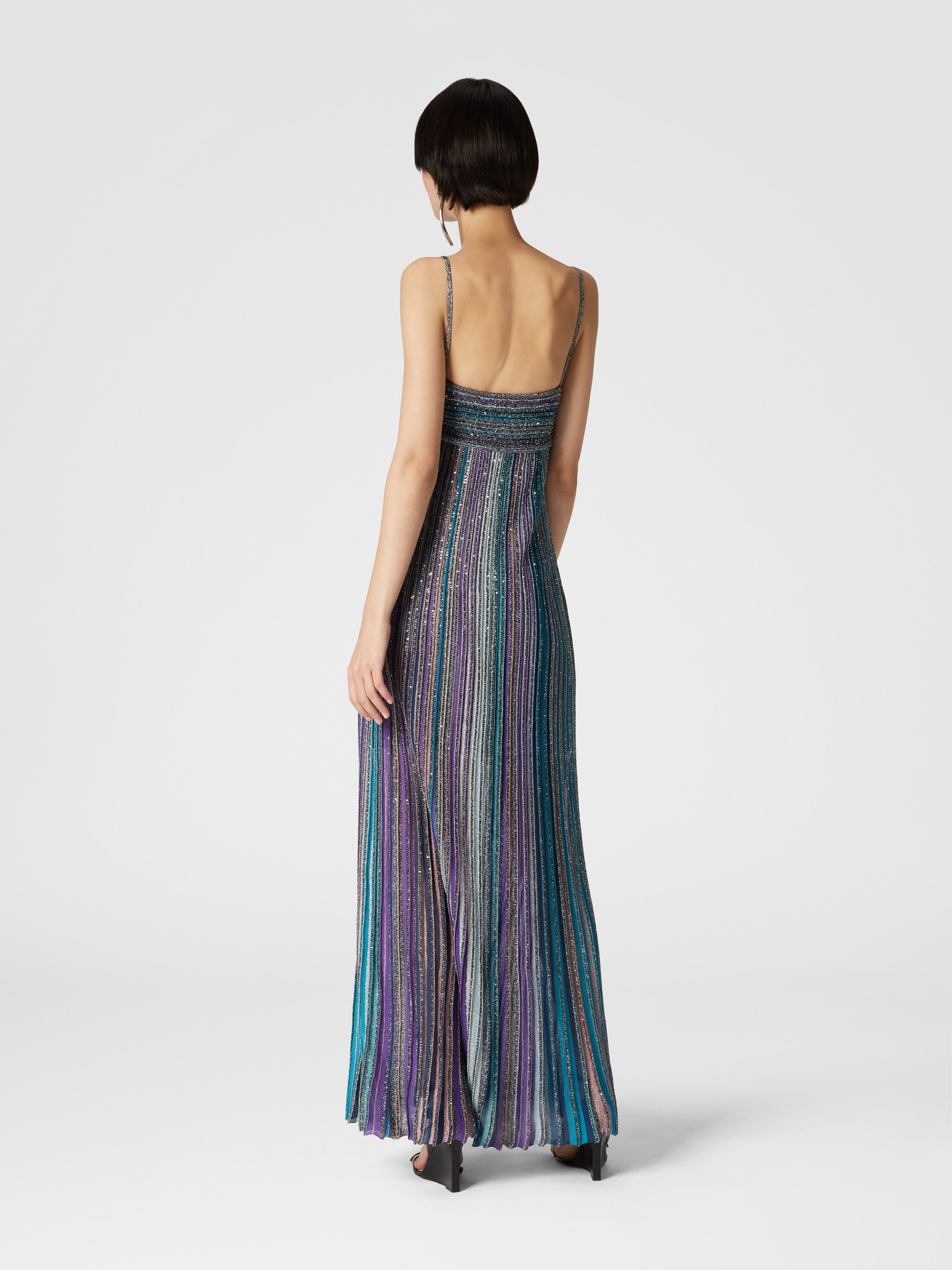 Long sleeveless dress in lamé pleated knit