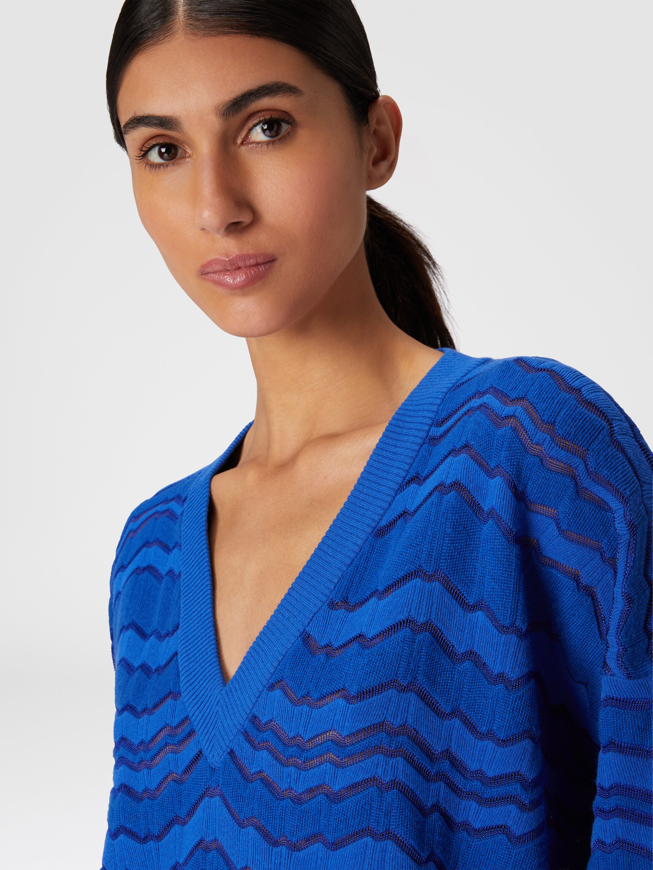 Pullover with V-neckline and tone-on-tone zigzag
