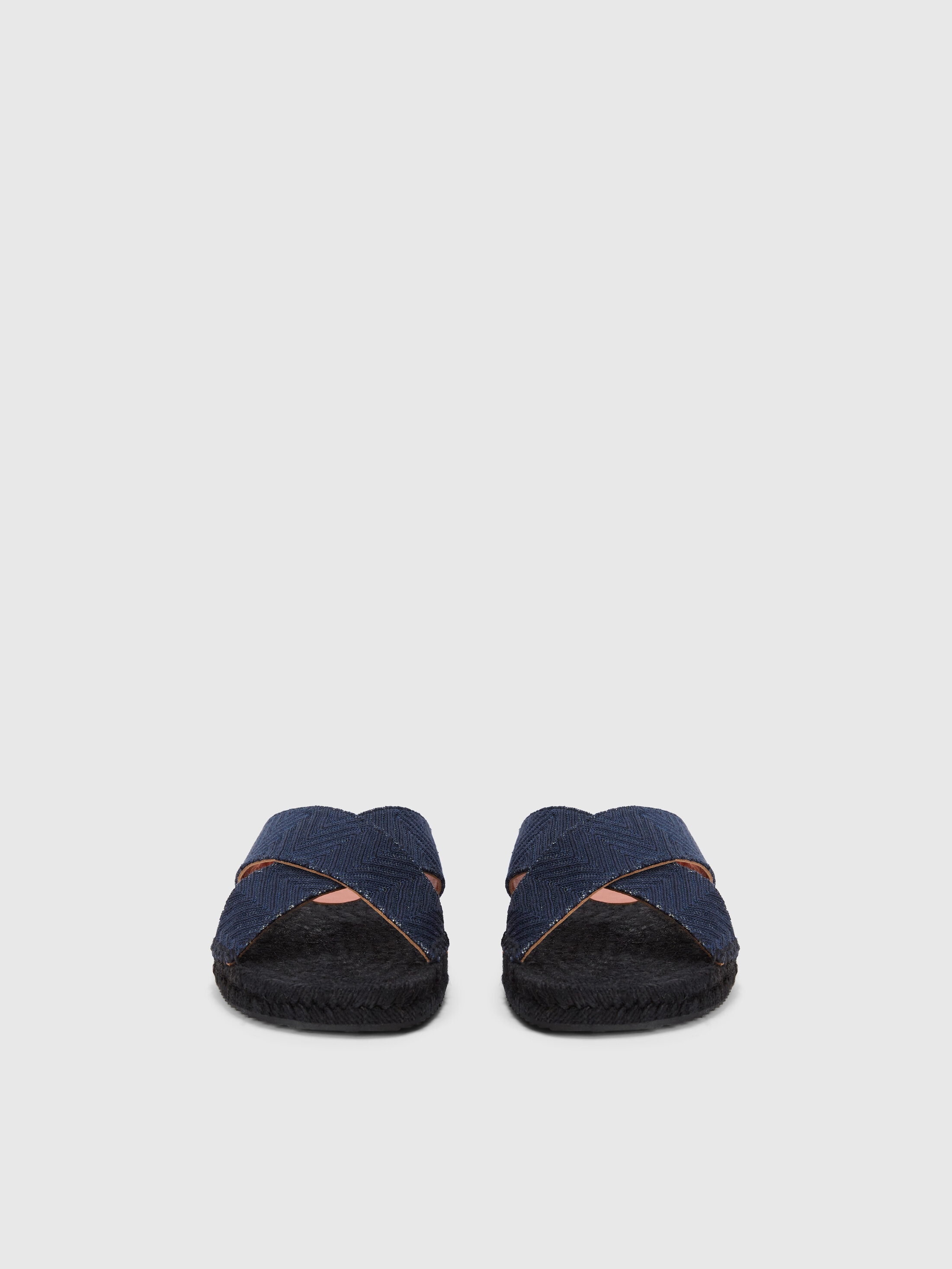 Slippers with double crossed strap and chevron pattern