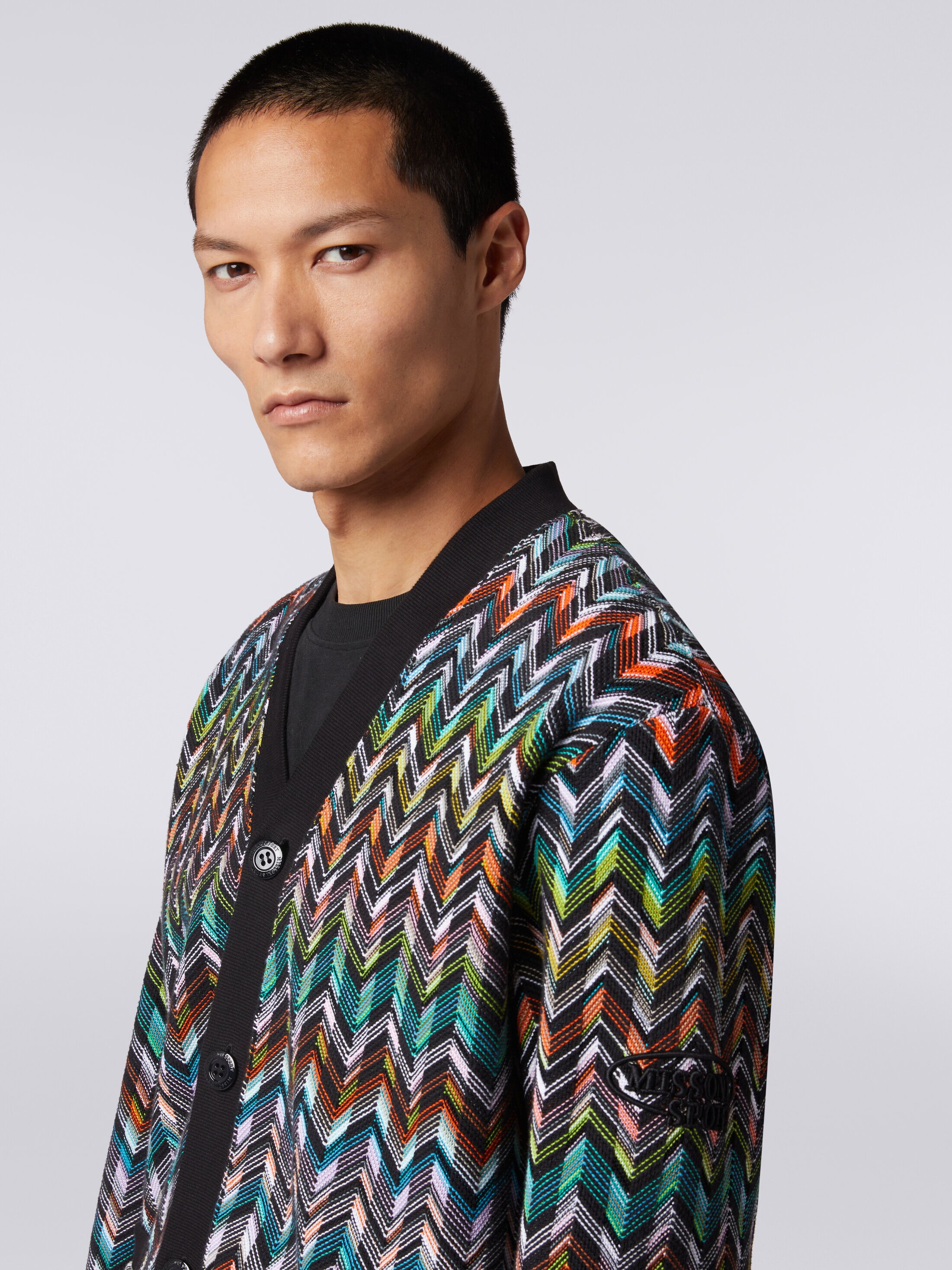 Cardigan in zigzag knit with plain trim