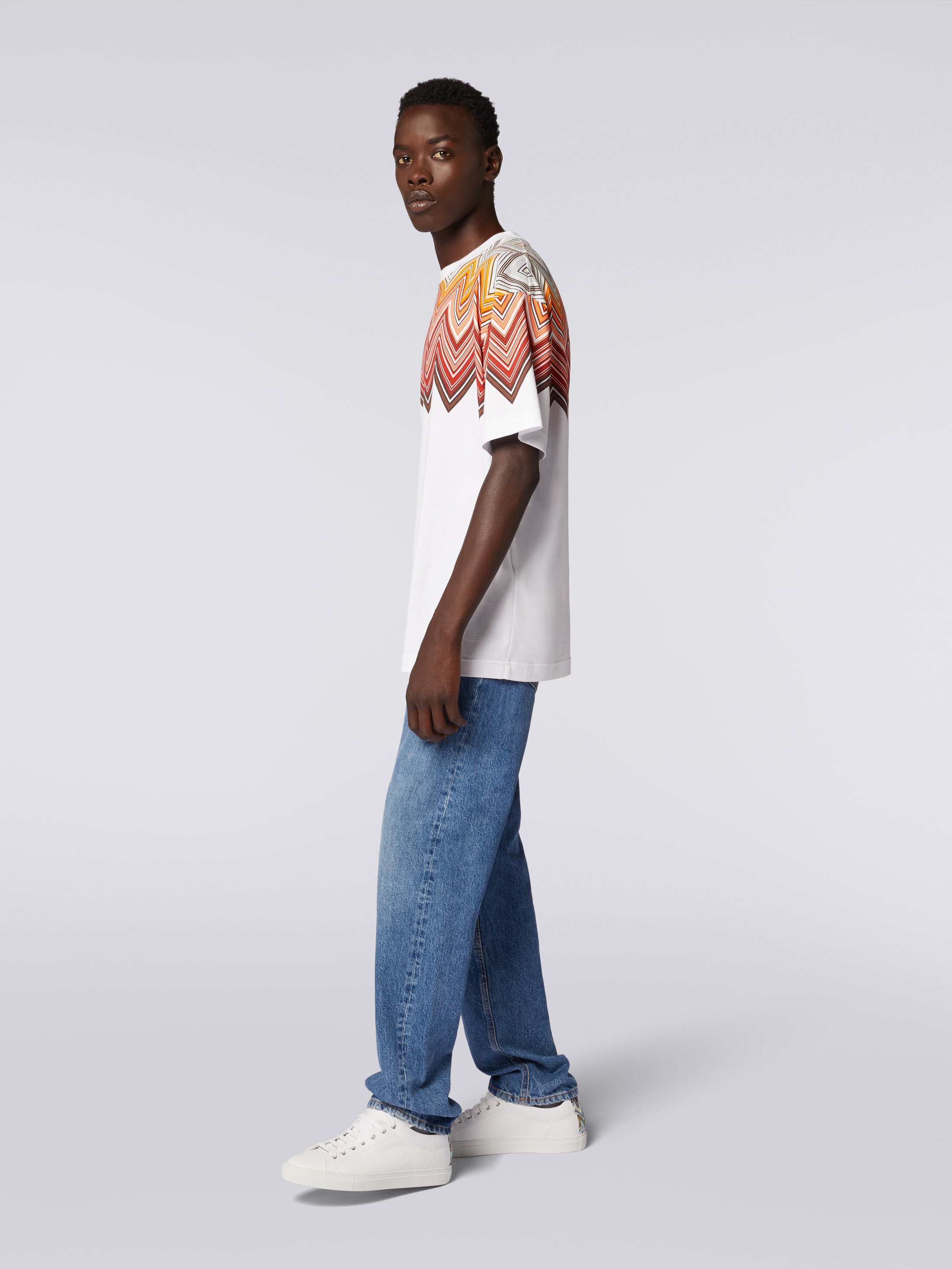 Oversized T-shirt in cotton with large zigzag print