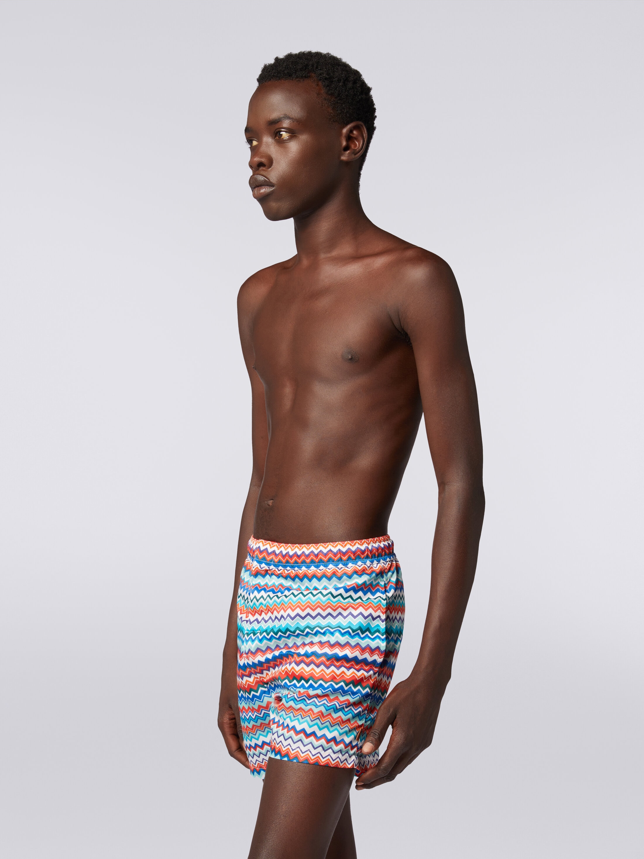 Swimming trunks in zigzag print nylon