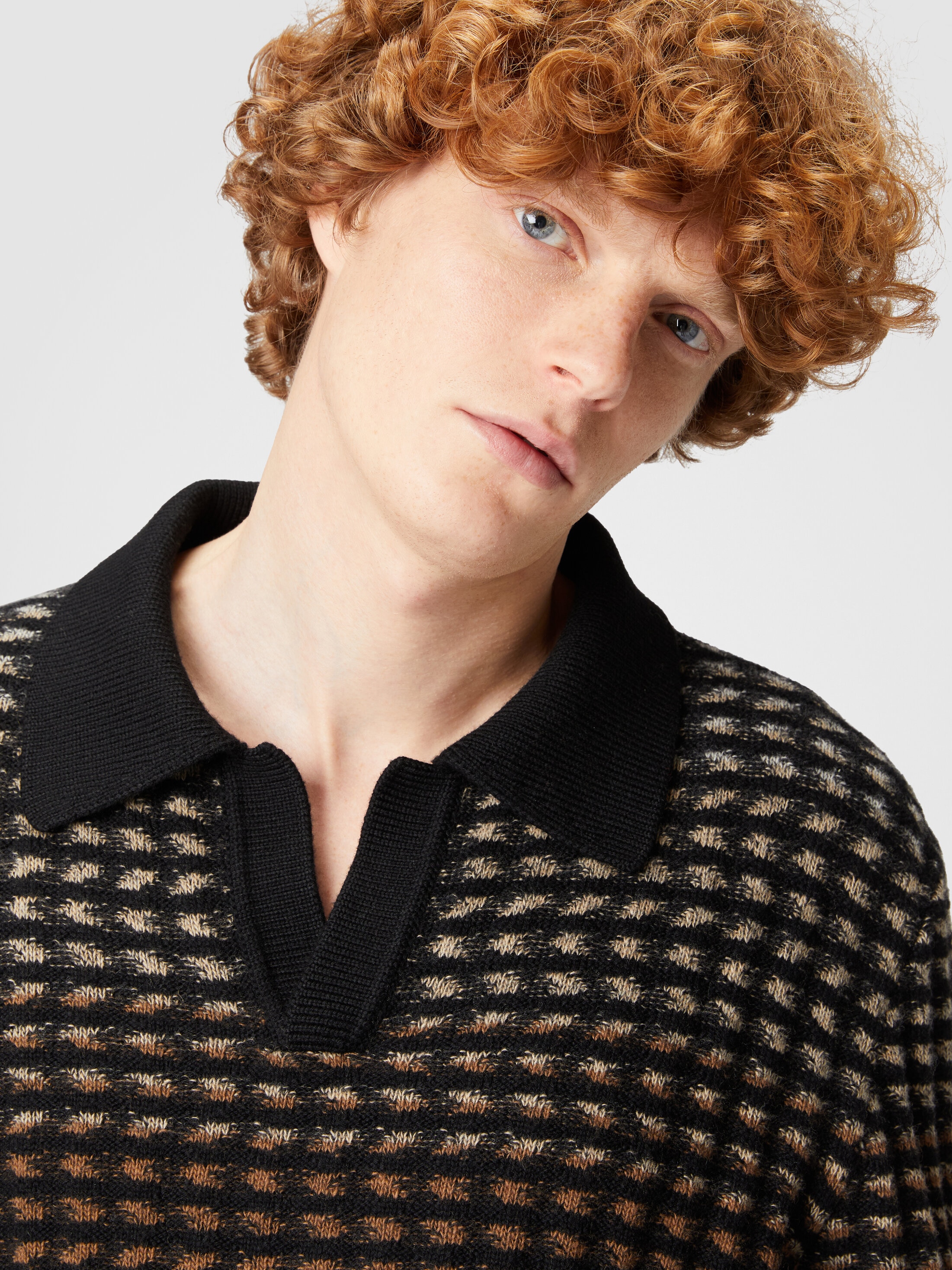 Long-sleeved polo shirt in textured virgin wool knit Brown