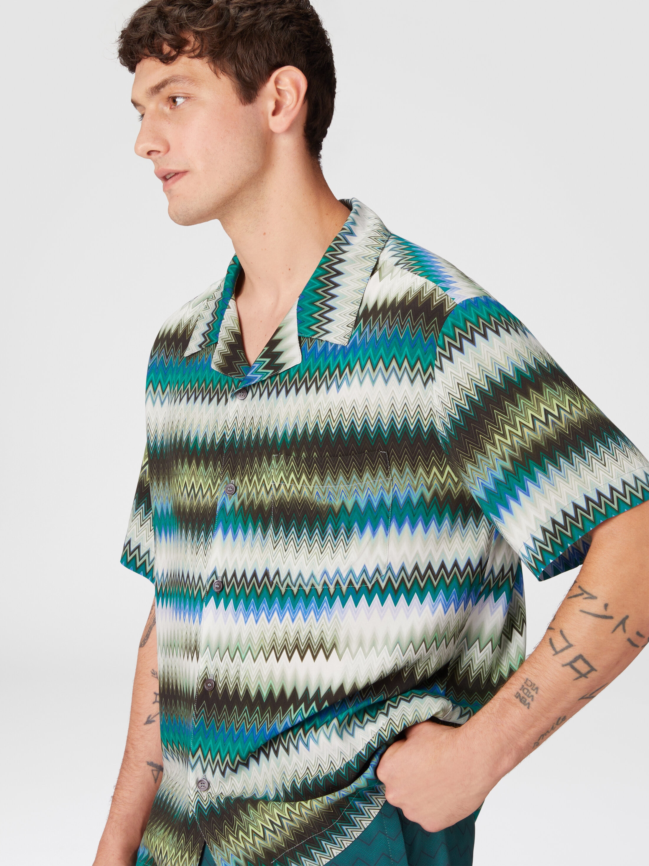 Bowling shirt with gradient micro zig zag print and breast