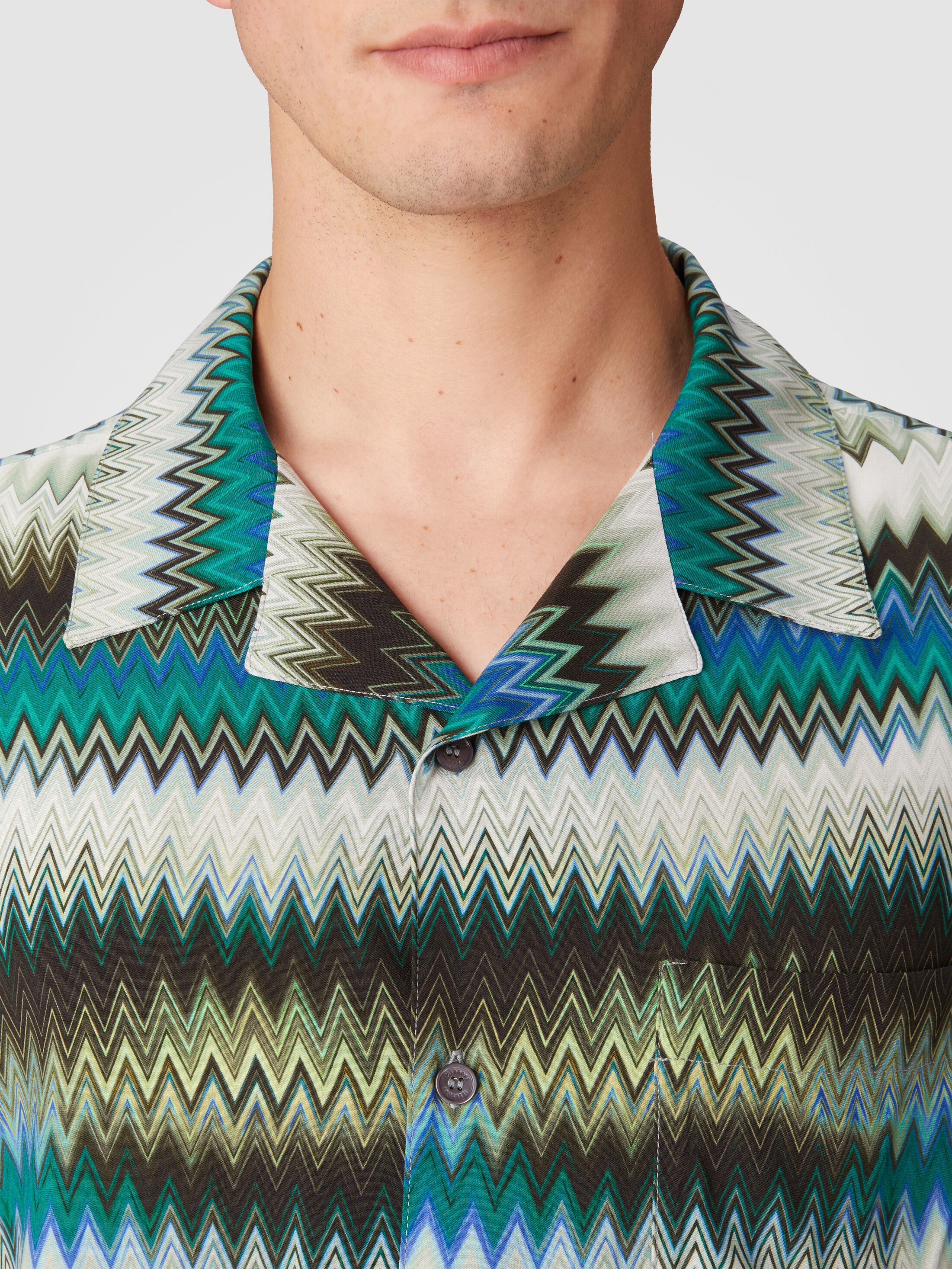 Bowling shirt with gradient micro zig zag print and breast