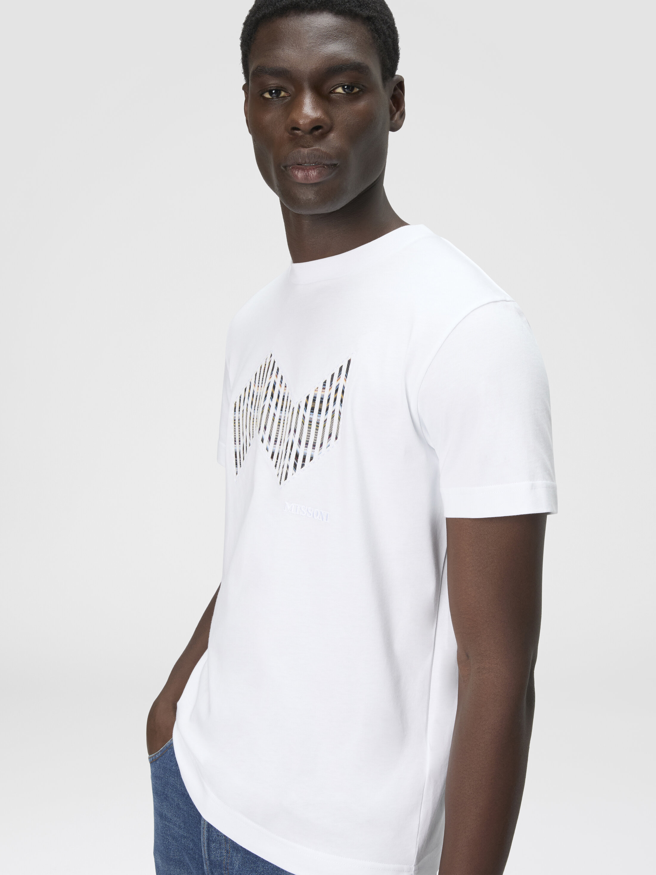 Short sleeve t-shirt with geometric zigzag insert and logo