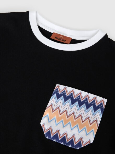 T-shirt girocollo con stampa zig zag sul taschino, Nero - KS25SL01BV00HNS91PM