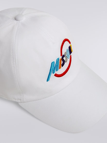 Gorra con visera de algodón con inscripción de logotipo multicolor, Blanco  - OS23SS07BW00ODS0180