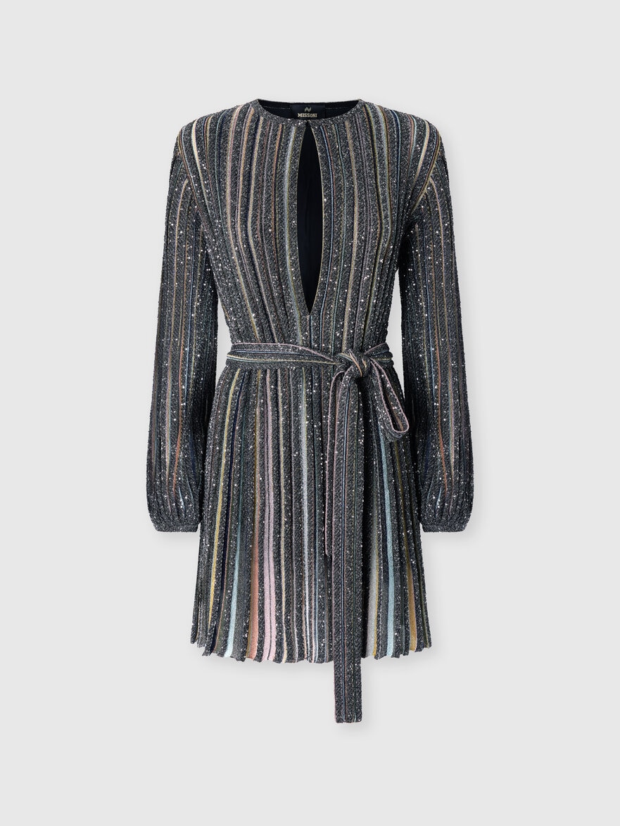 Short dress with V-neck and belt