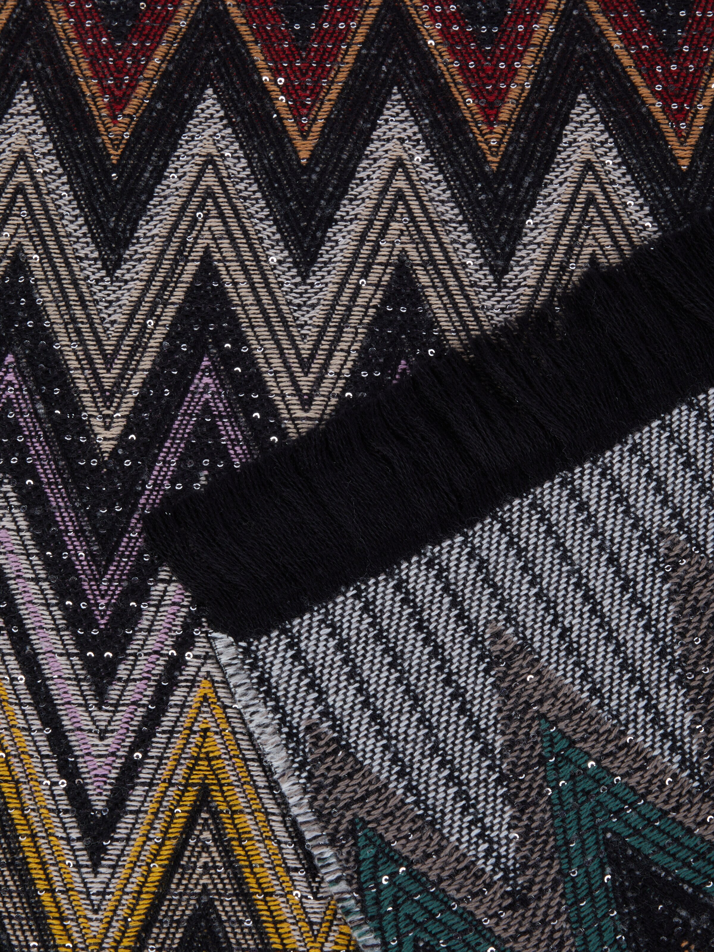 Chen 140x200 cm wool blend zigzag plaid blanket with sequins, Black    - 2