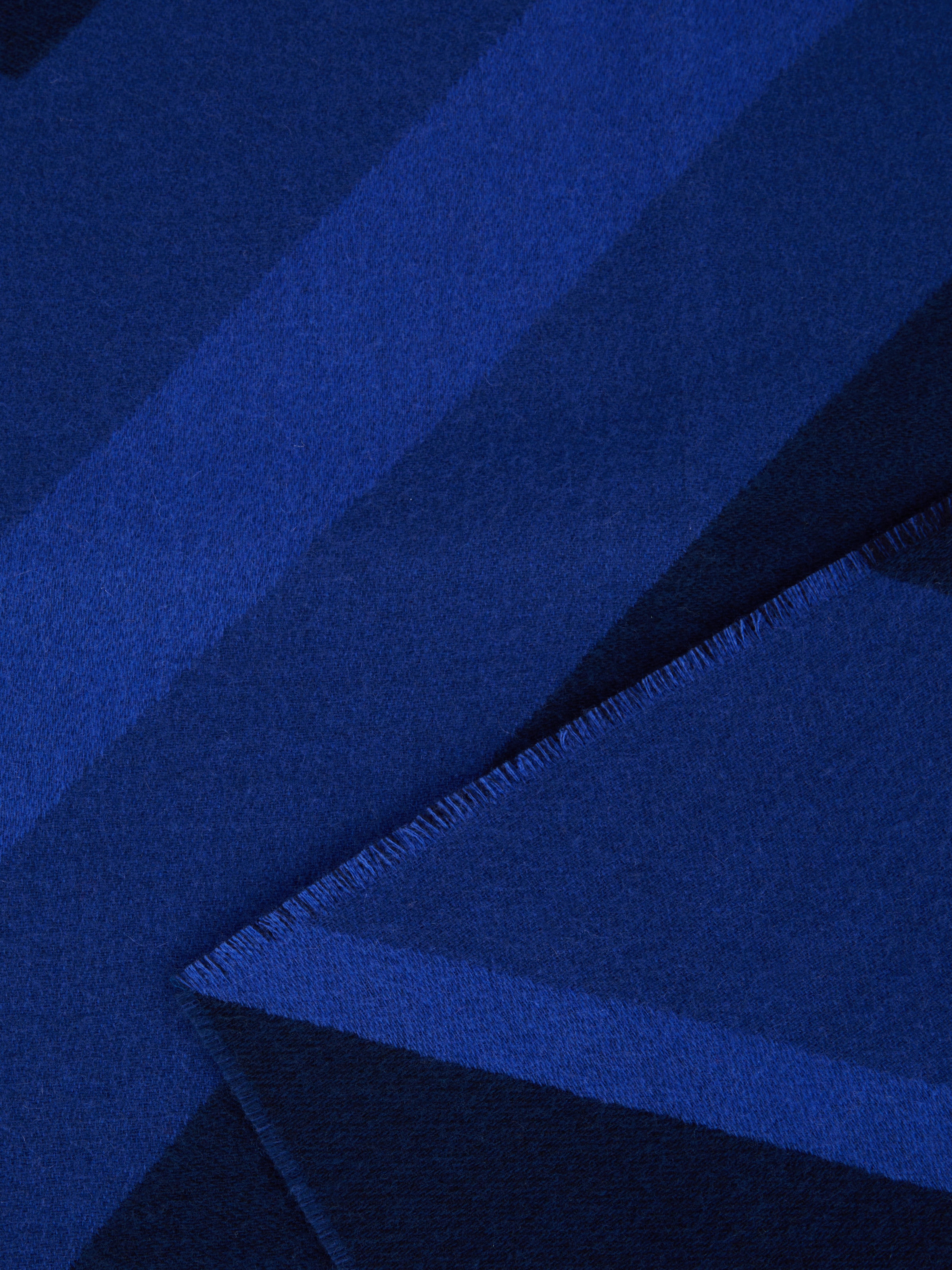 Plaid Cornelio 130x190 cm aus Wolle mit Zickzacklinien, Blau - 2