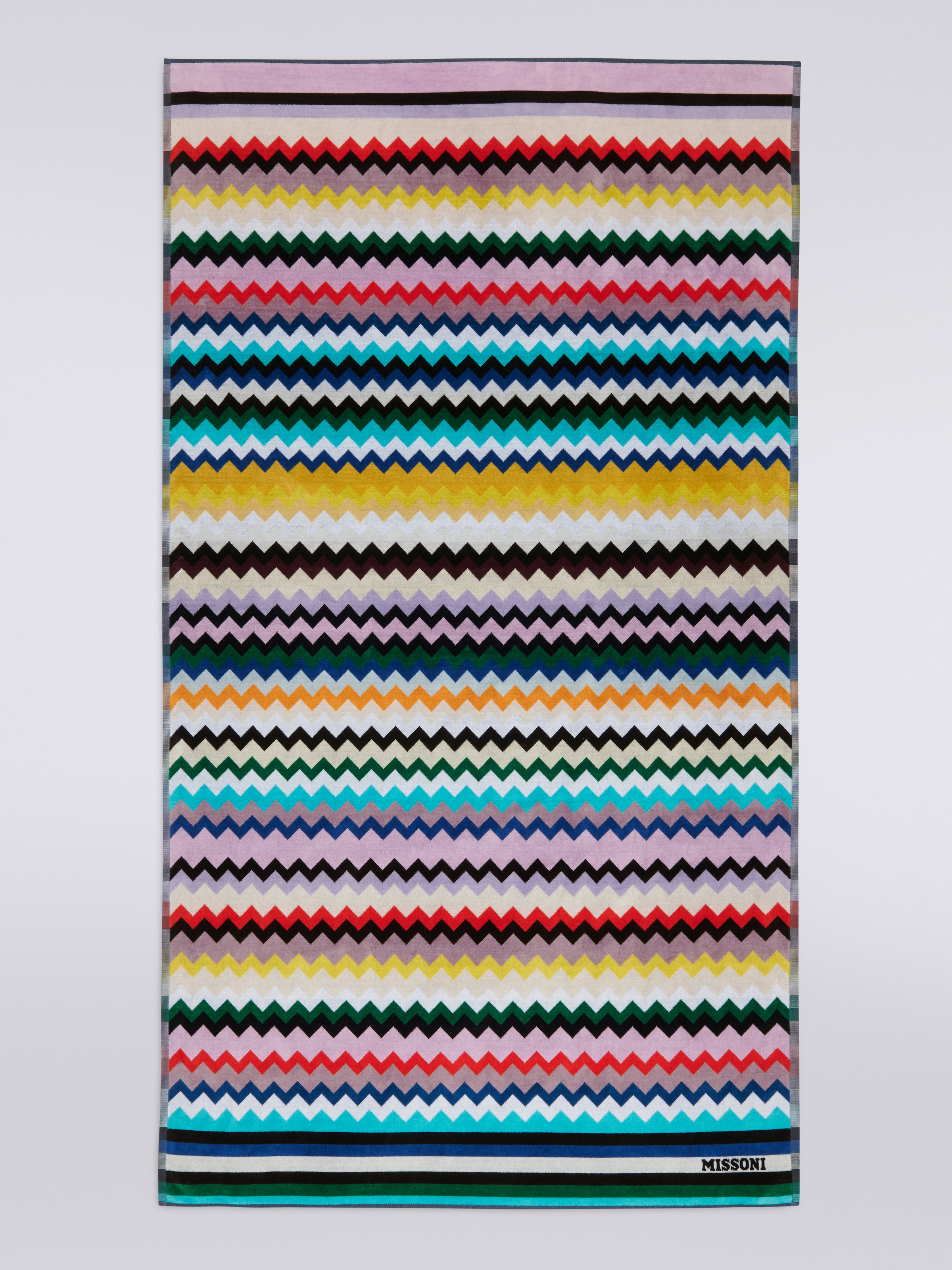 Serviette de plage Carllie 100x180 cm en tissu de coton éponge à chevrons, Multicolore  - 1