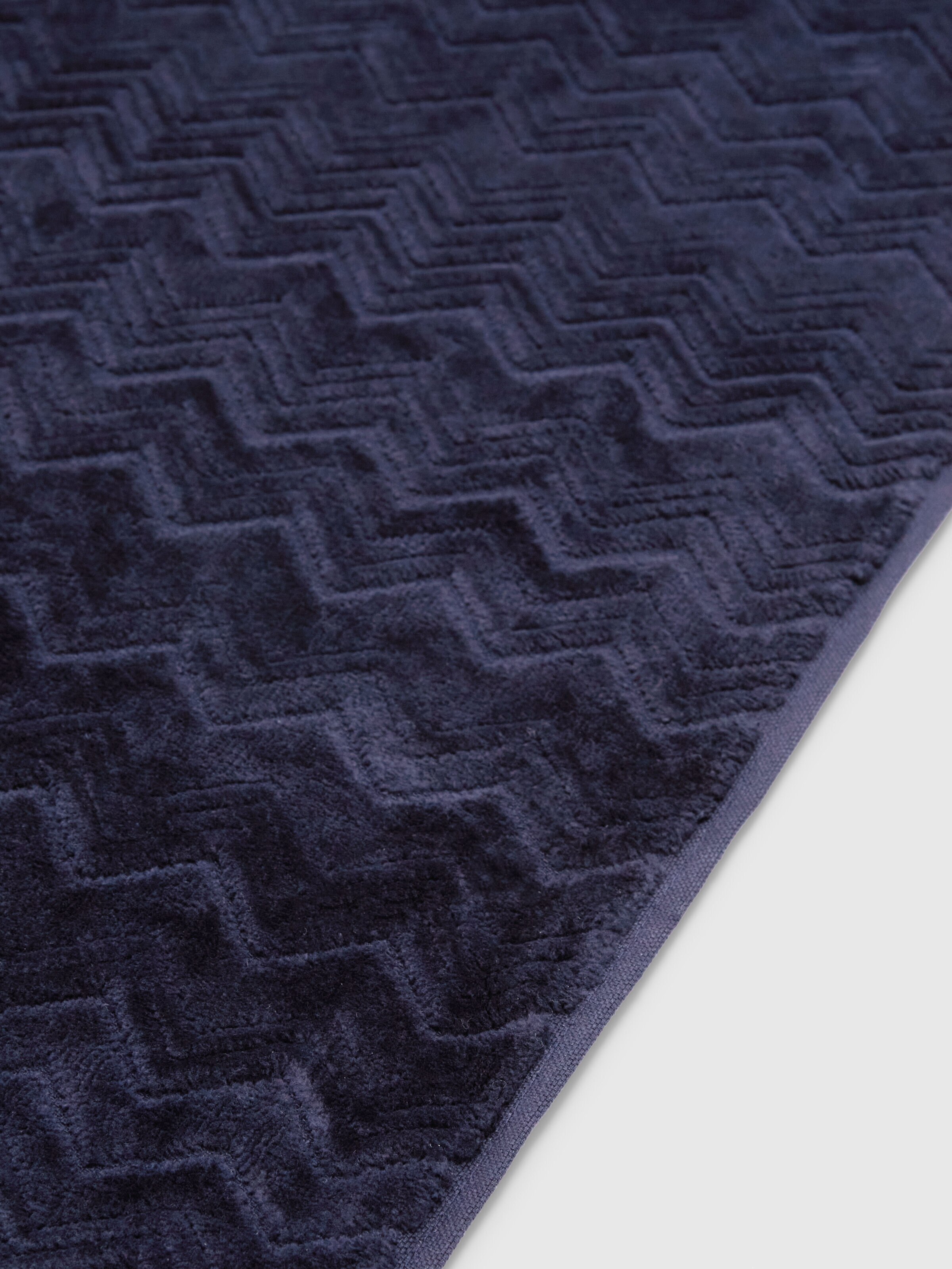 Chalk, Badematte 60x90 cm aus Baumwolle mit Zickzackmuster, Blau - 1