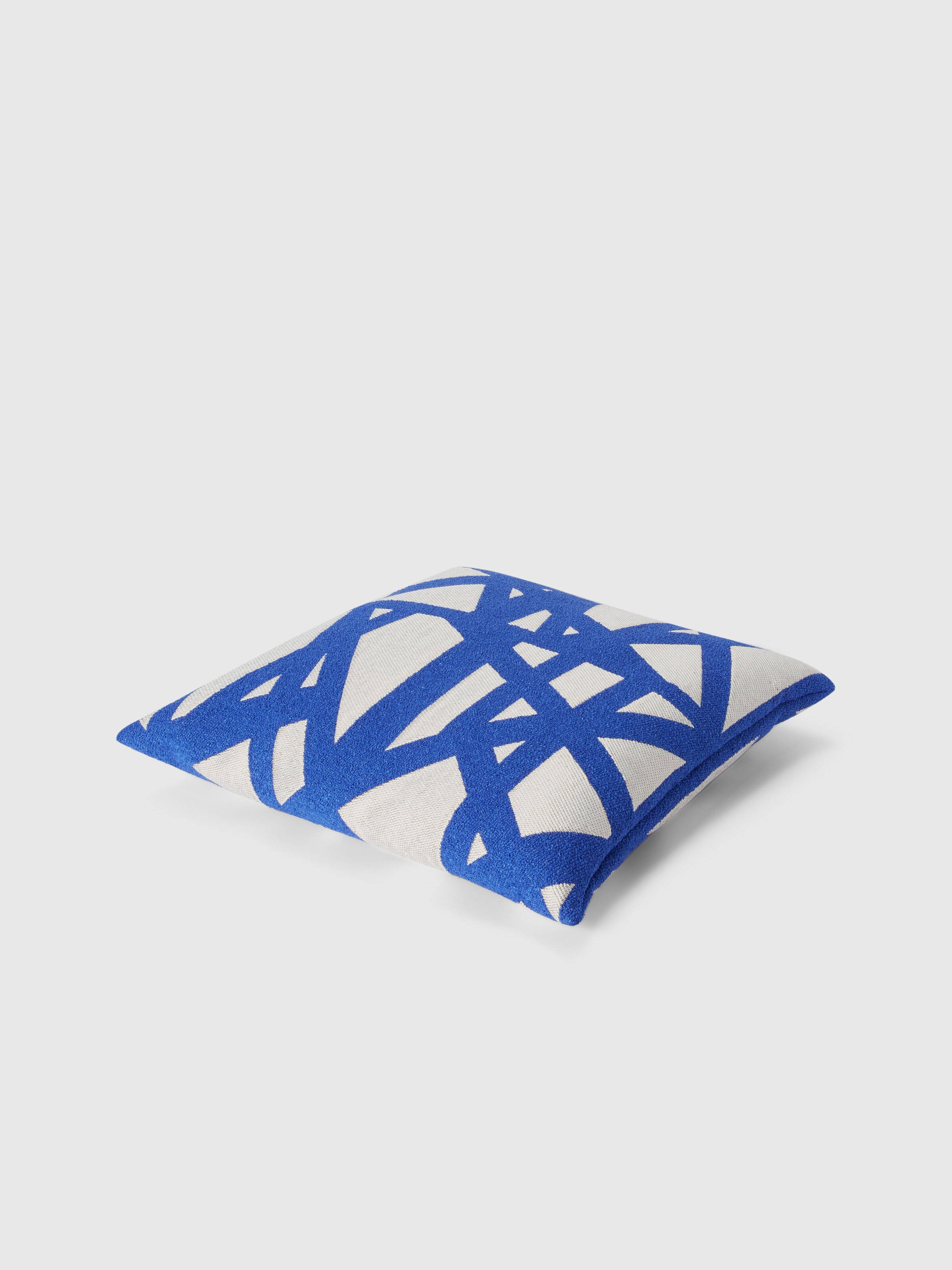 Bouclé Nastri outdoor cushion 50x50 cm, White & Blue - 1