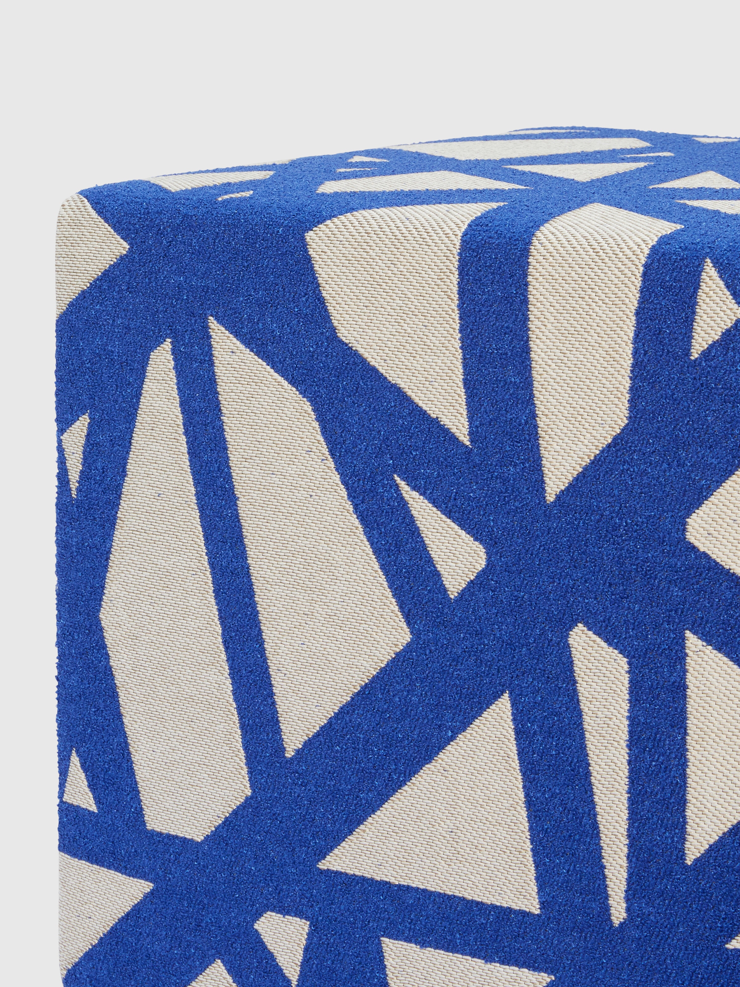 Nastri, würfelförmiger Outdoor-Hocker 40x40x40 cm in Bouclé-Technik, Weiß & Blau - 2