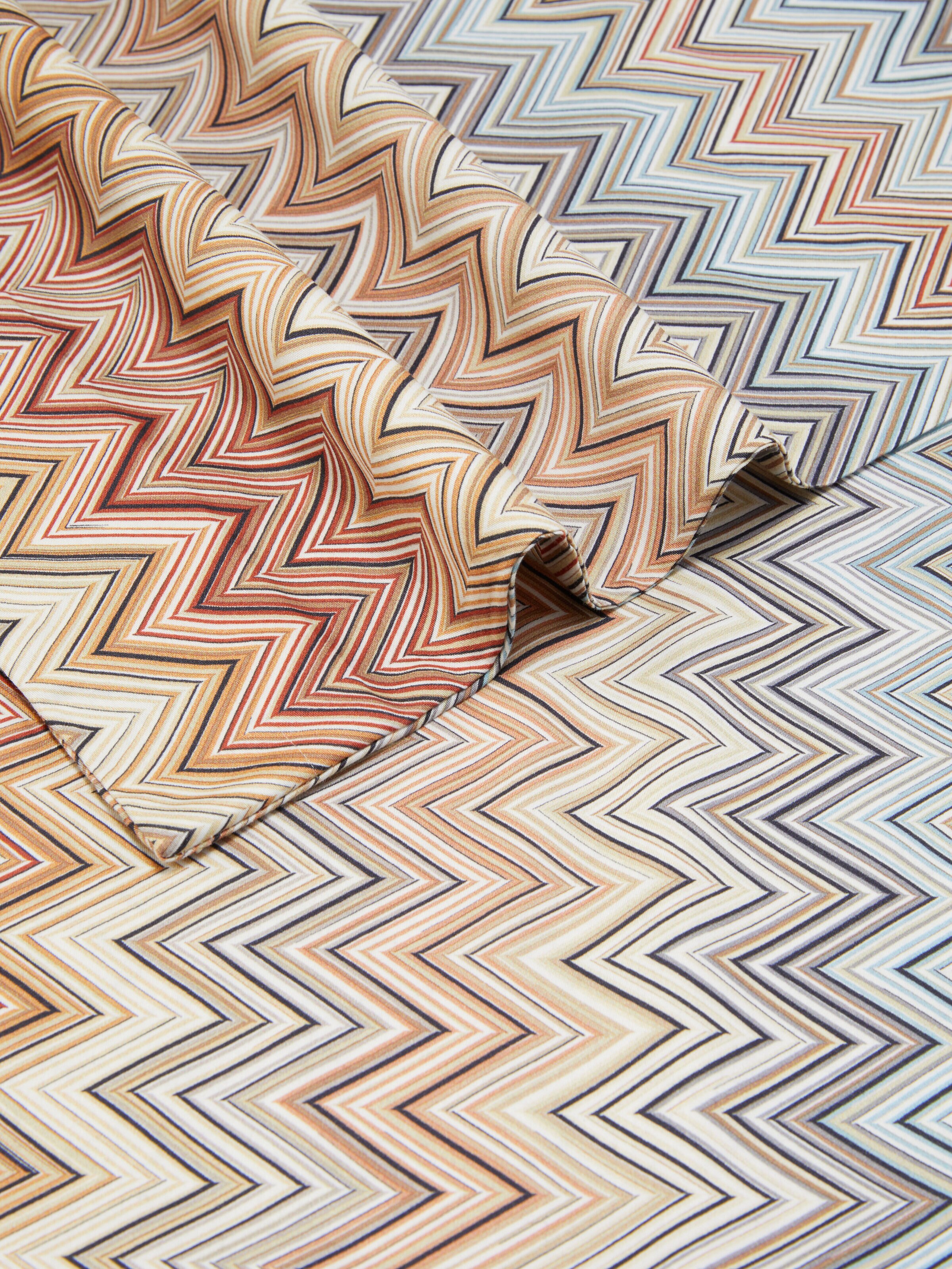 Cubrecama John Re Edition en 100% algodón con diseño Chevron, Negro Multicolor  - 1