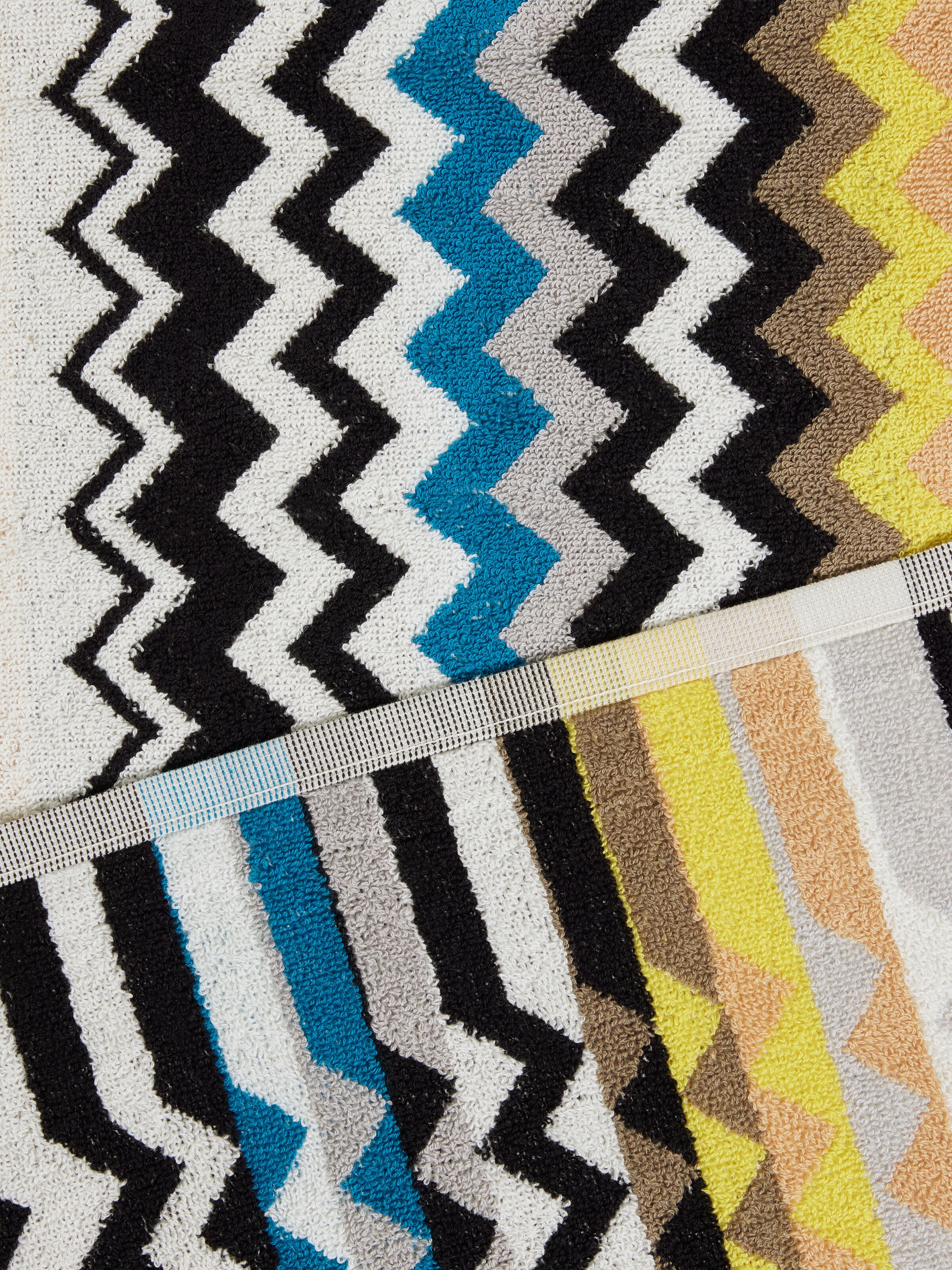 Toalla de baño Best 100x150 cm con diseño zig zag en algodón tipo rizo, Negro Multicolor  - 2
