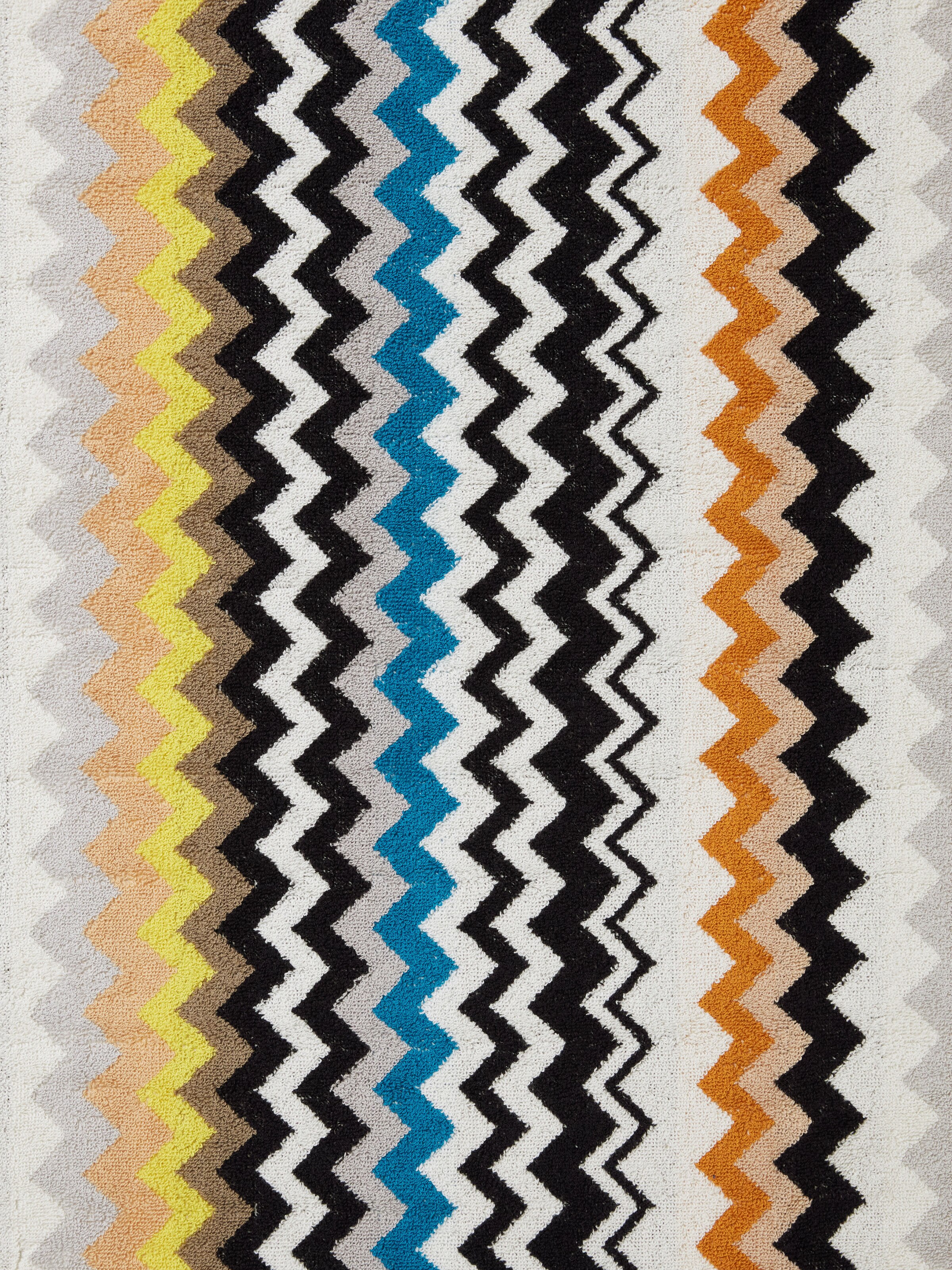 Toalla de baño Best 100x150 cm con diseño zig zag en algodón tipo rizo, Negro Multicolor  - 3