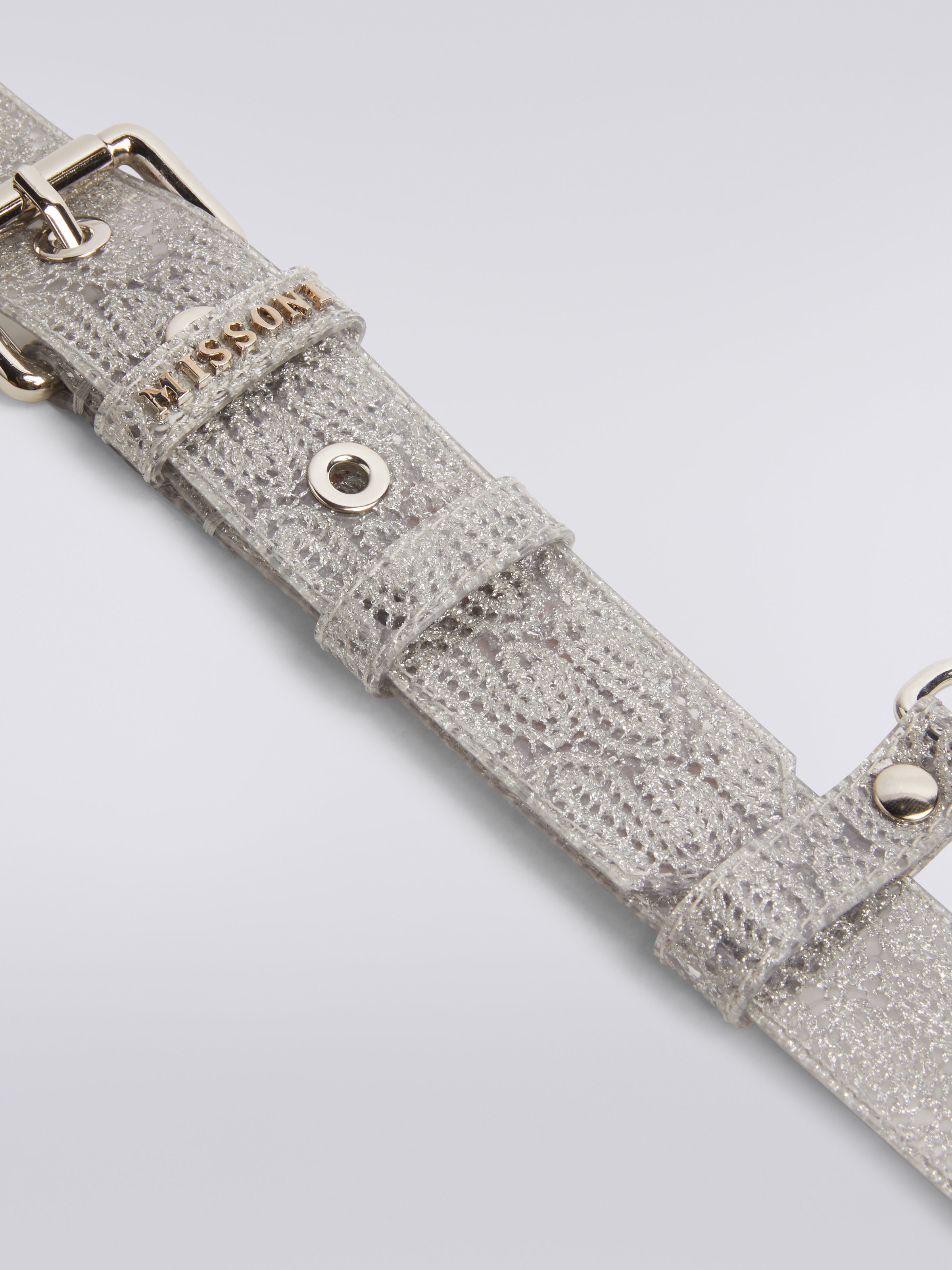Cintura in tessuto lamé doppiato in PVC con passante logato, Argento & Grigio Lamé - 1