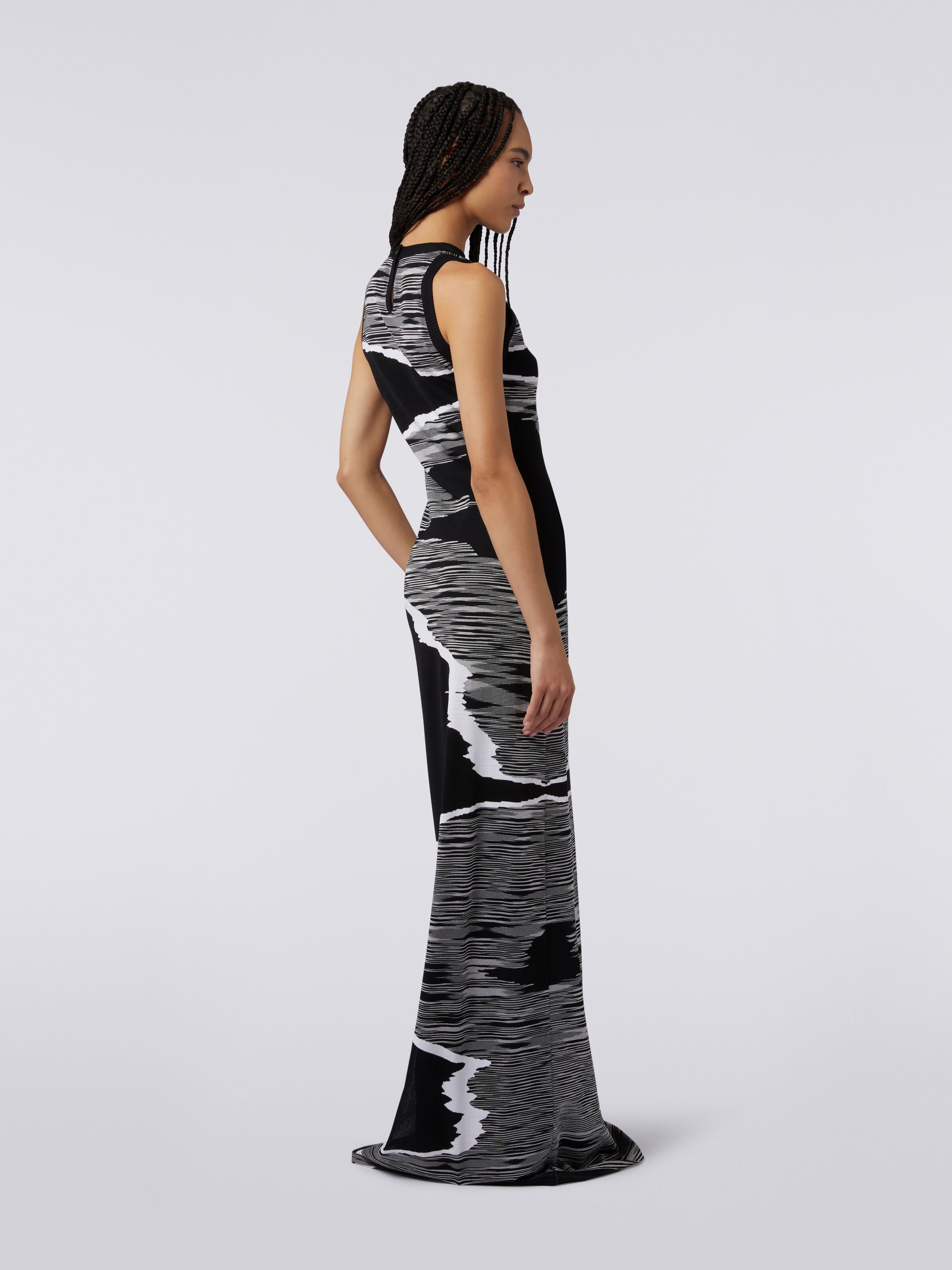 Robe longue flammée avec ornement et fente, Noir & Blanc - 3
