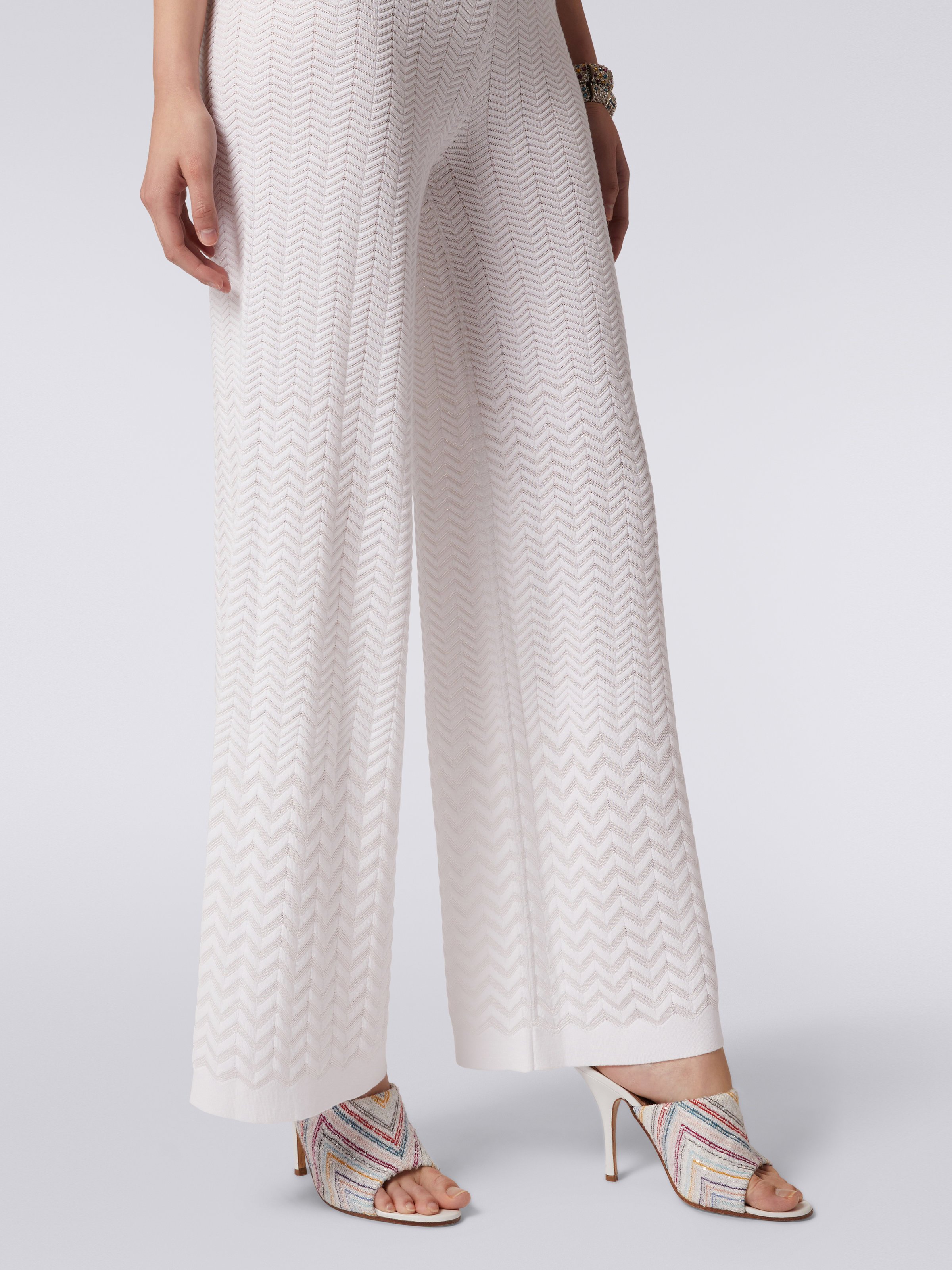 Pantalon droit en maille avec chevrons ton sur ton, Blanc  - 4