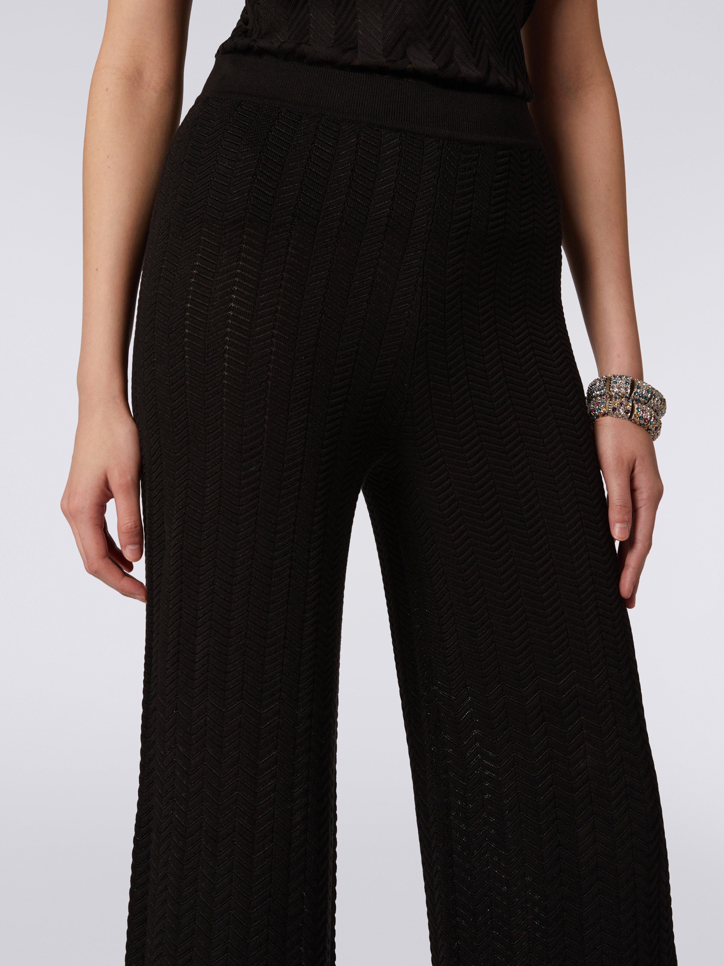 Pantalon droit en maille avec chevrons ton sur ton, Noir    - 4