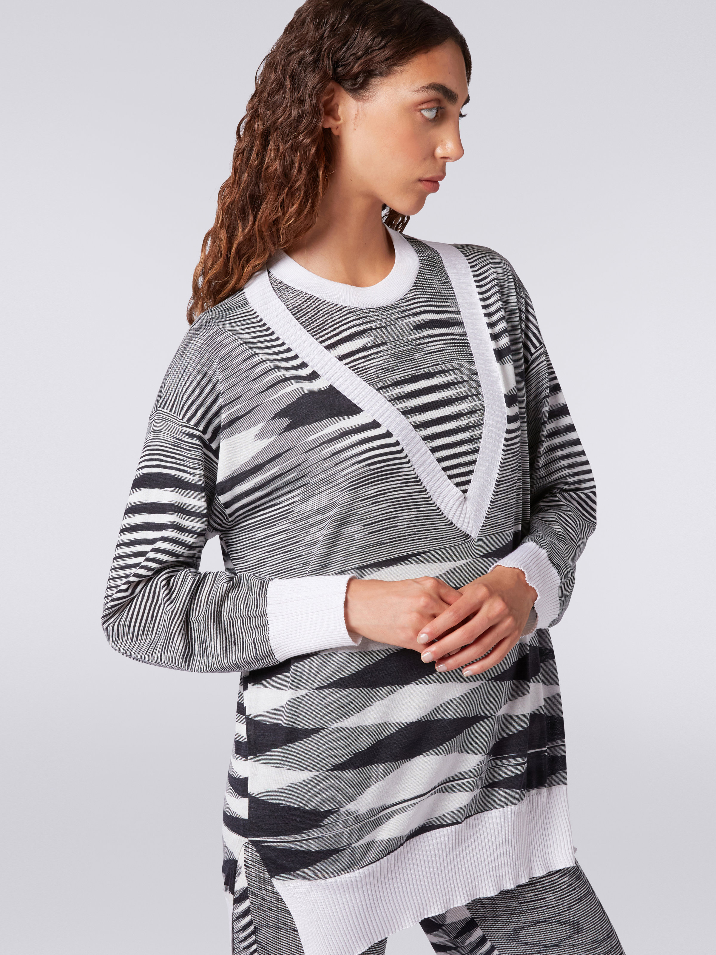 Pullover mit V-Ausschnitt aus Viskosemischgewebe, Weiß & Schwarz - 4