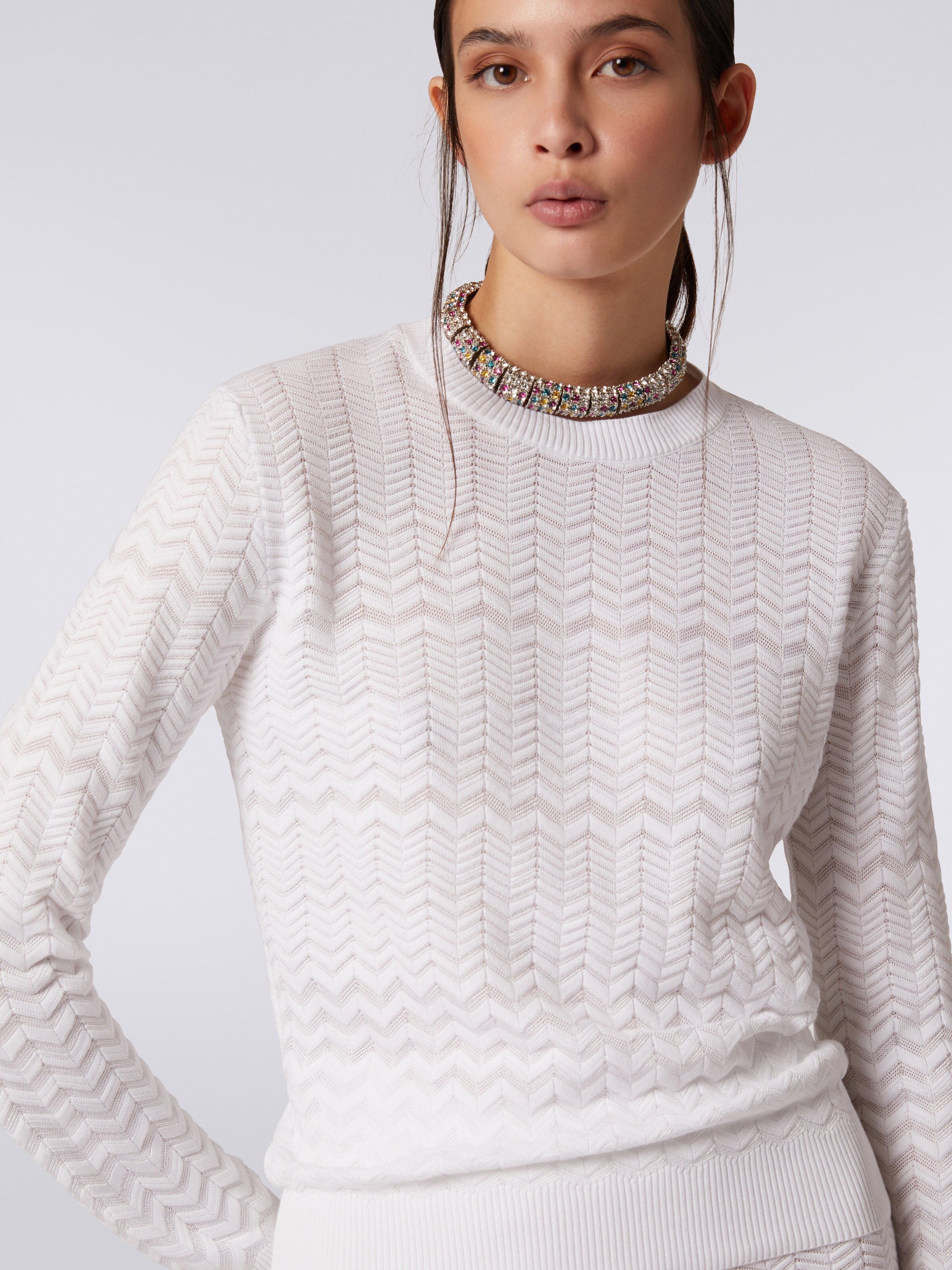 Pull à col ras du cou en coton et viscose avec zigzags ton sur ton, Blanc  - 4