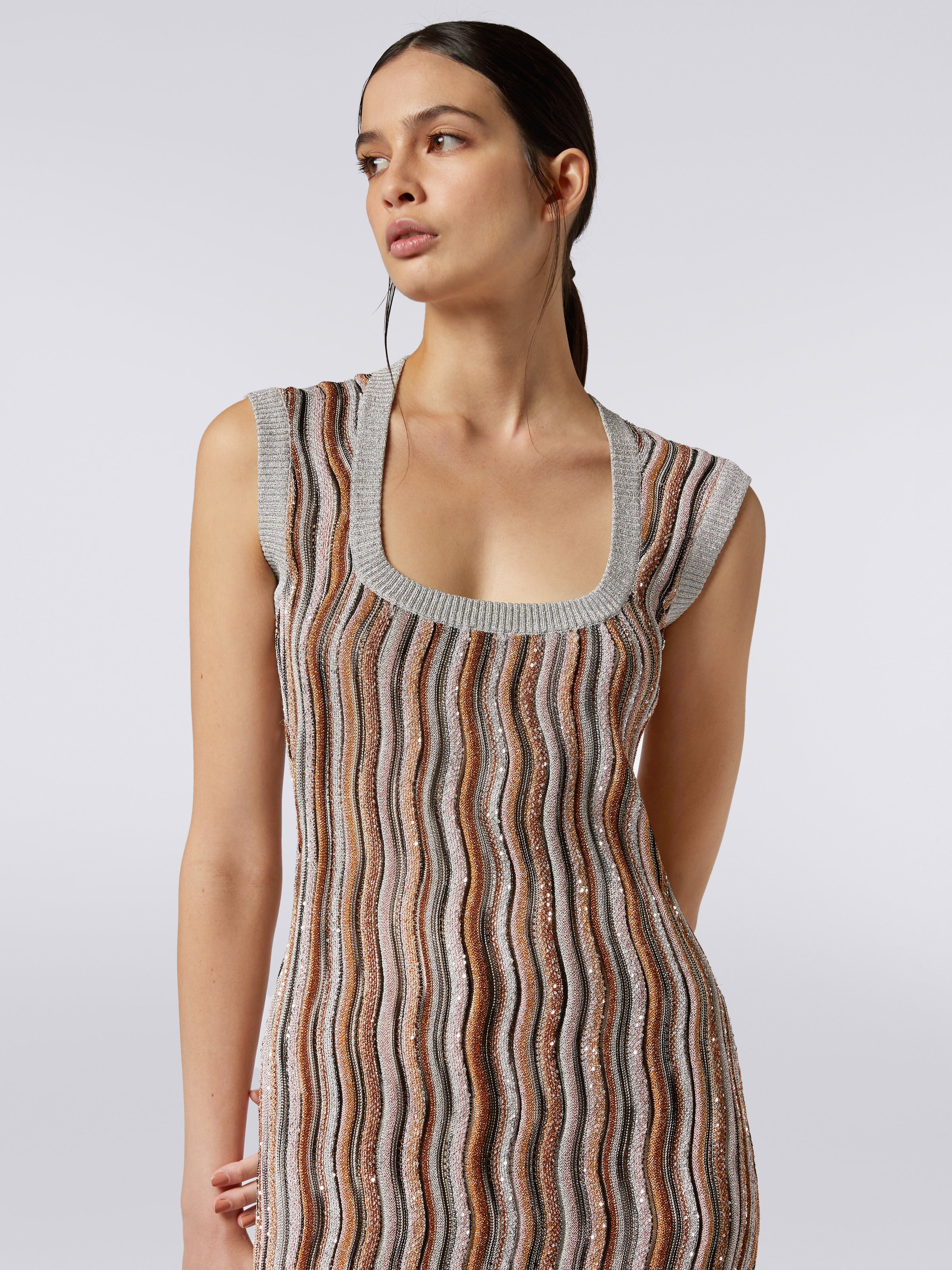 Kurzes Kleid mit eckigem Ausschnitt und Pailletten, Mehrfarbig  - 4