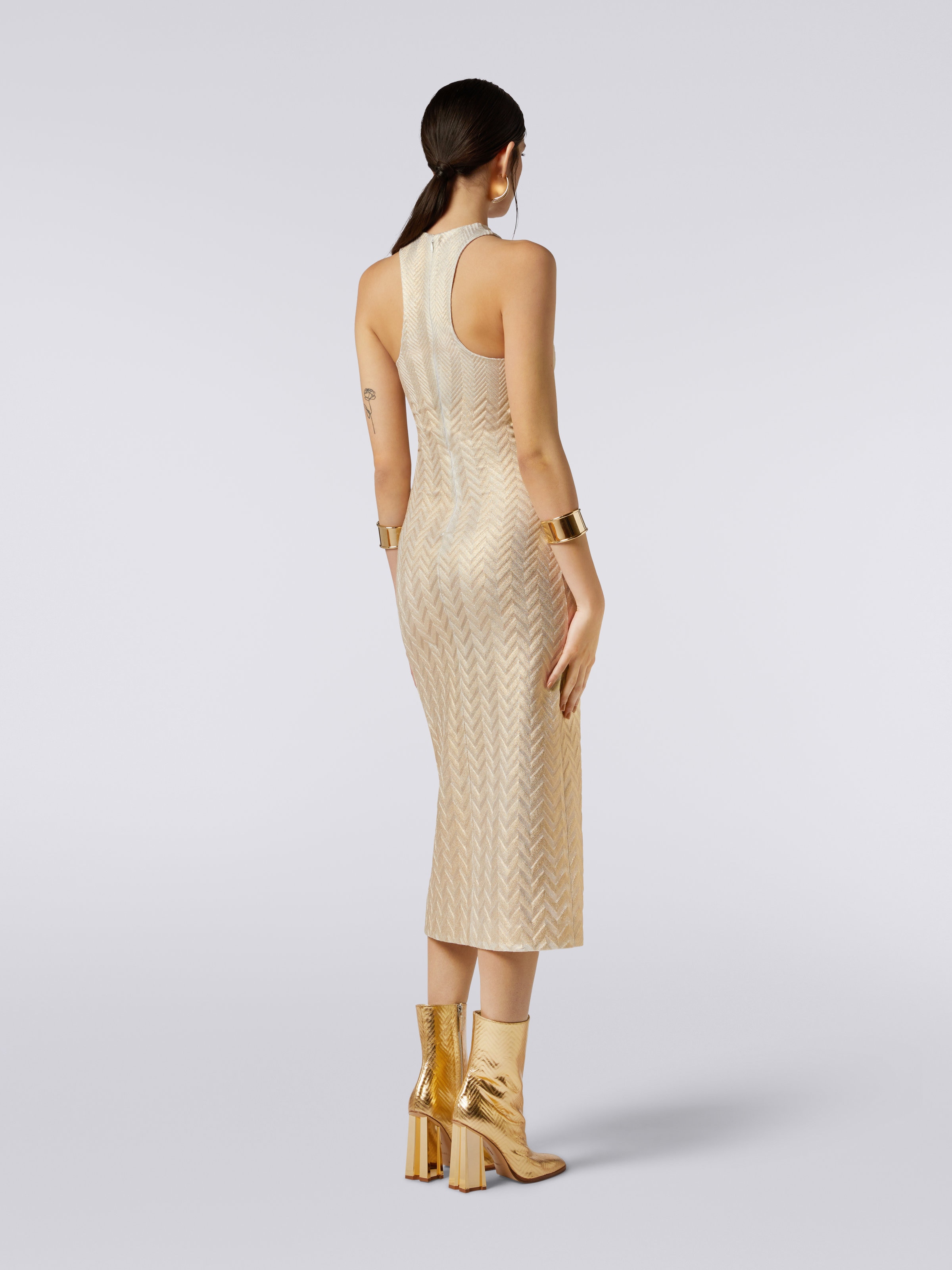 Langes Neckholder-Kleid aus Baumwolle und Viskose mit Chevronmuster , Gold - 3