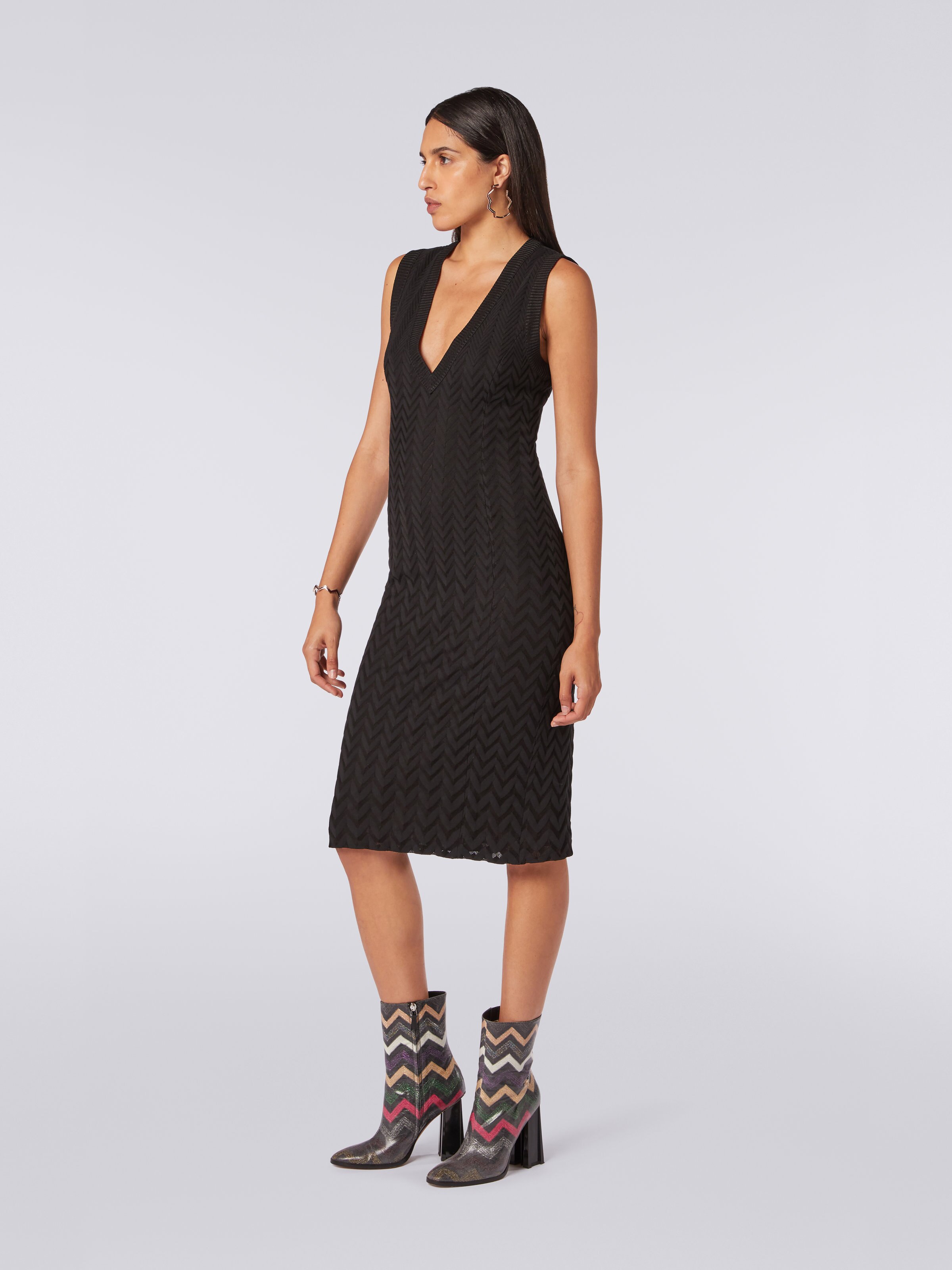 Cotton and viscose chevron V-neckline midi dress, Black    - 2