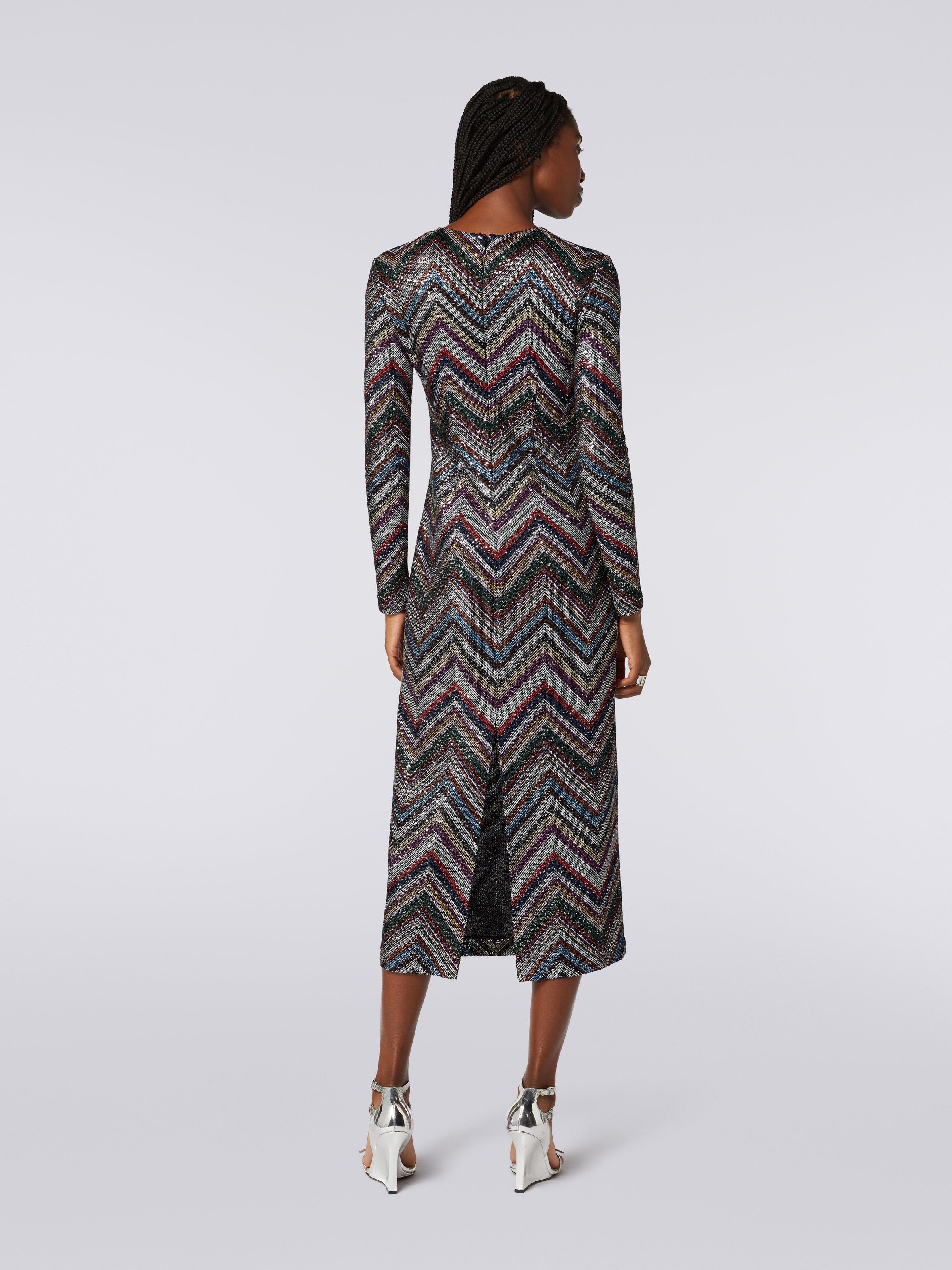 Langes Kleid aus Viskosemischgewebe mit Zickzackmuster und Pailletten , Mehrfarbig  - 3
