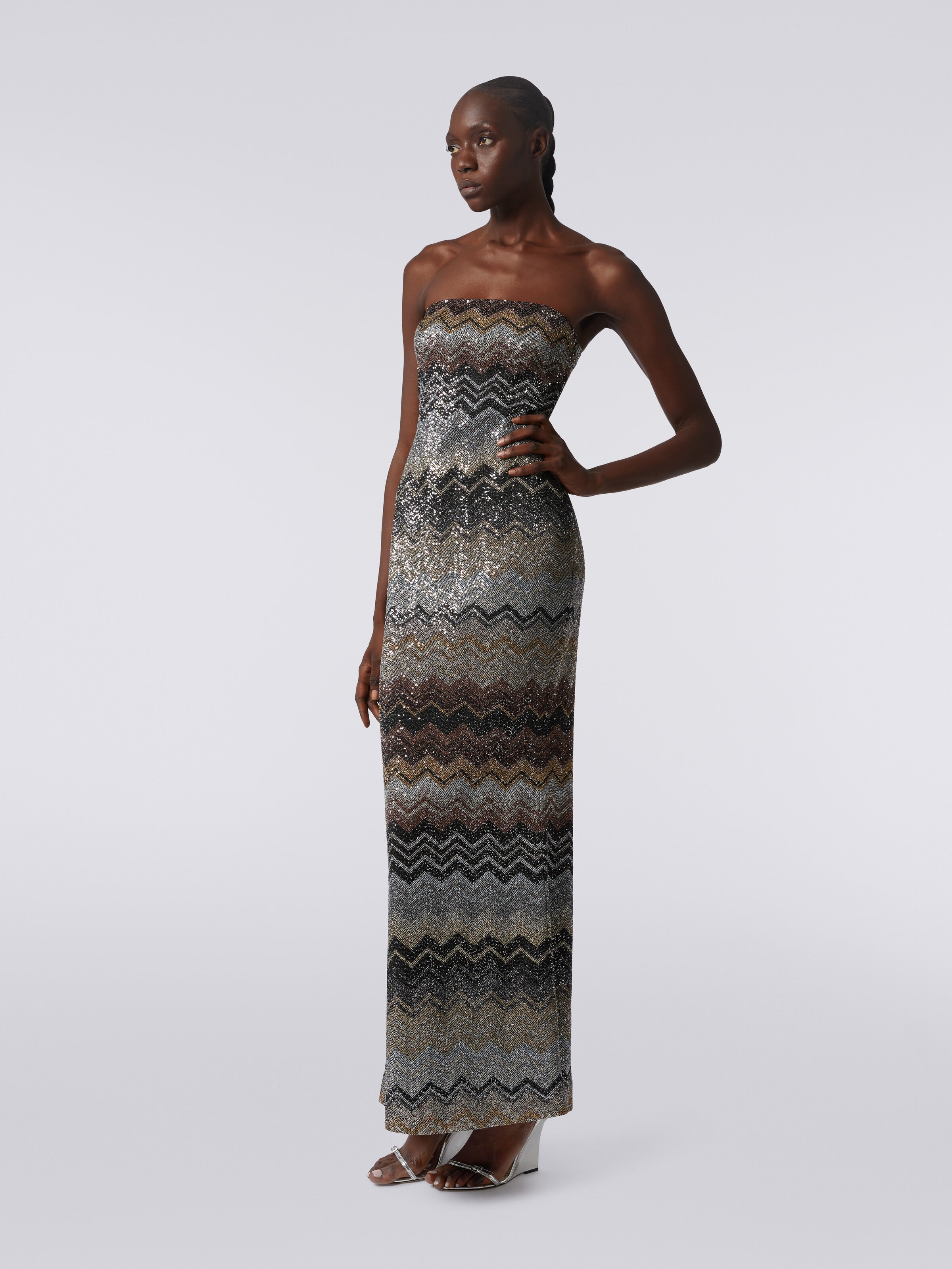 Paillettenbesetztes langes Kleid aus Viskosemischgewebe mit Chevronmuster, Mehrfarbig  - 2