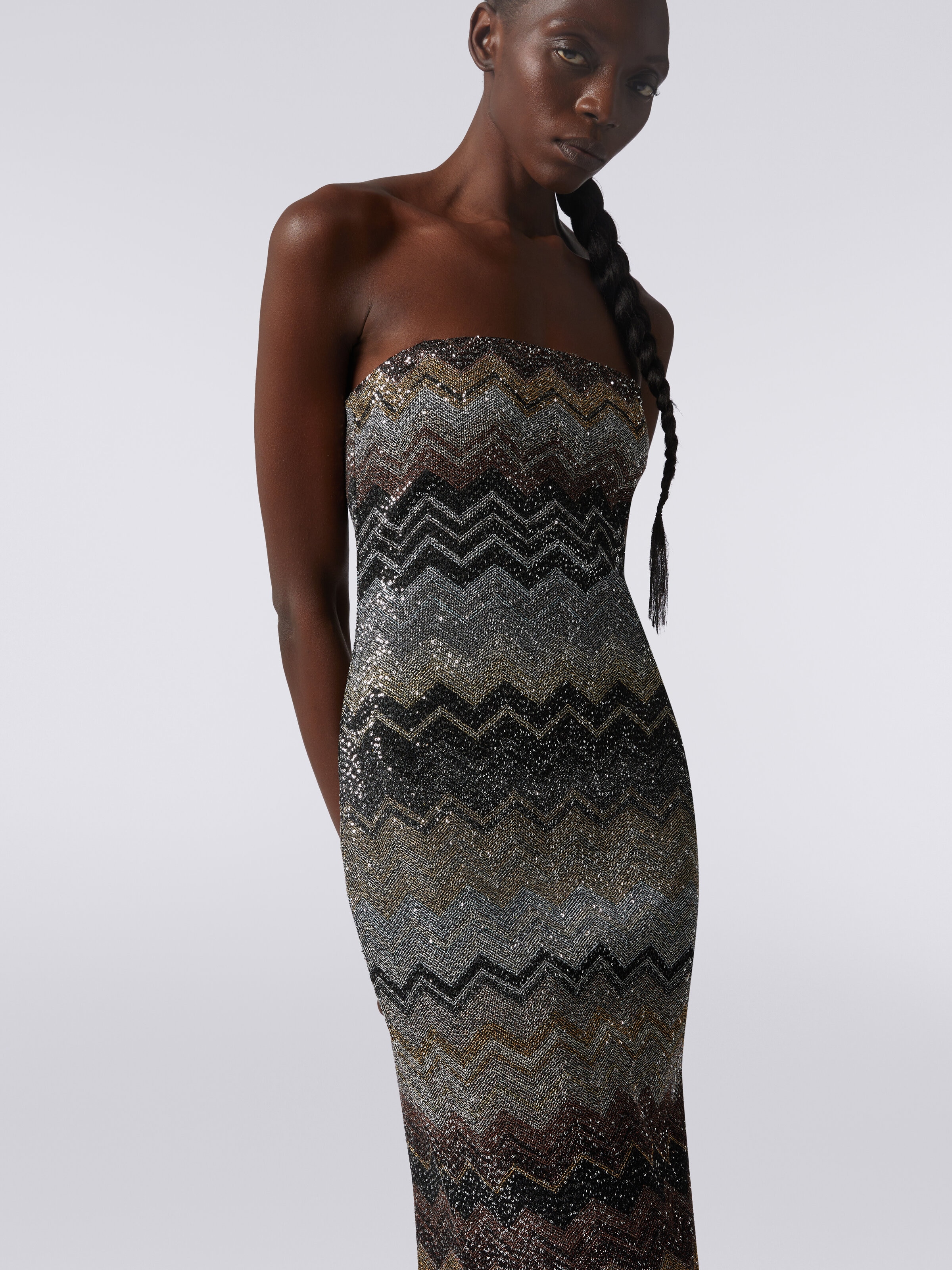 Paillettenbesetztes langes Kleid aus Viskosemischgewebe mit Chevronmuster, Mehrfarbig  - 4