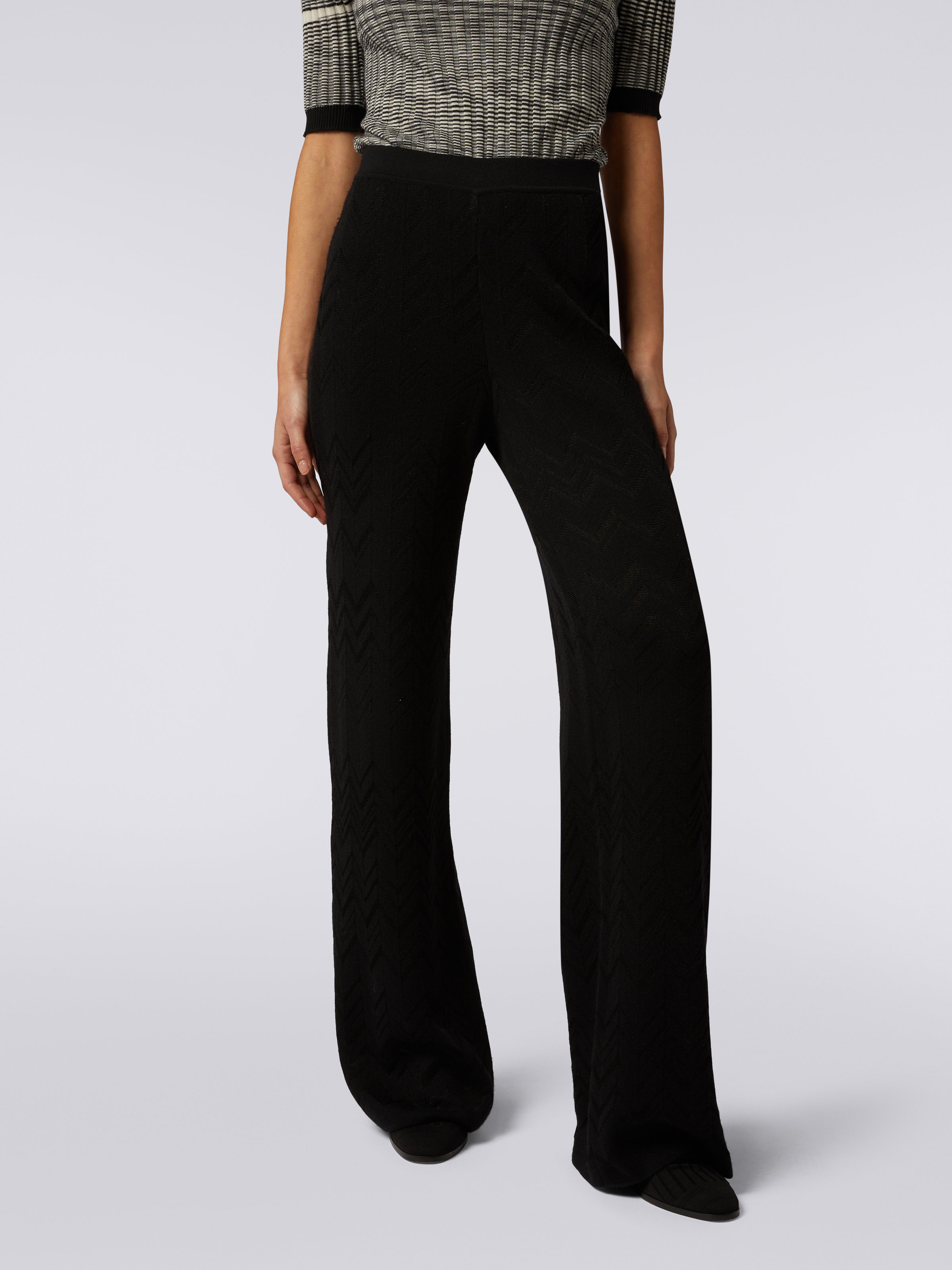Pantalón acampanado de canalé inglés en lana y viscosa con motivo de espigas, Negro    - 4