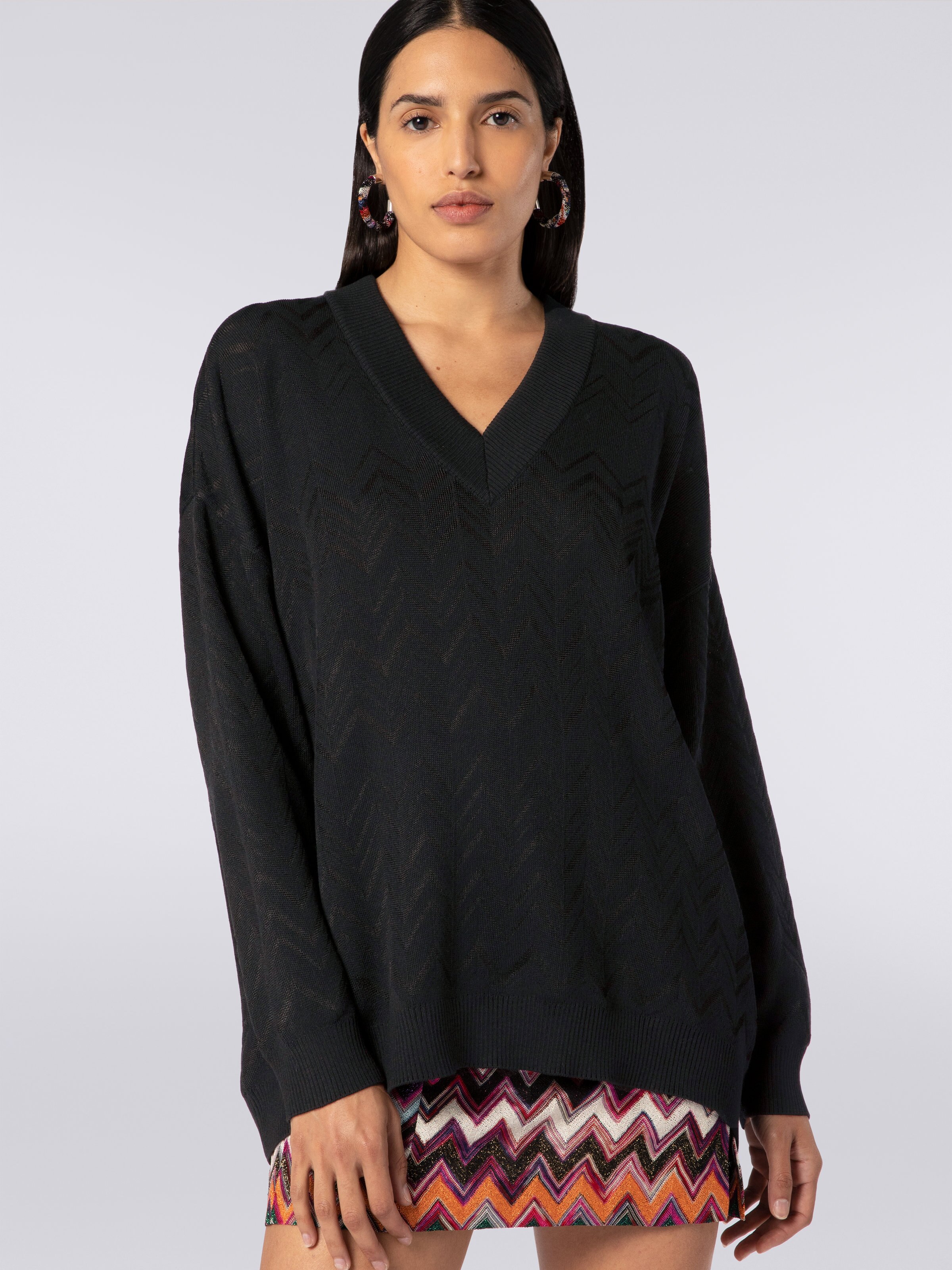 Wool and viscose chevron V-neckline pullover, Black    - 4