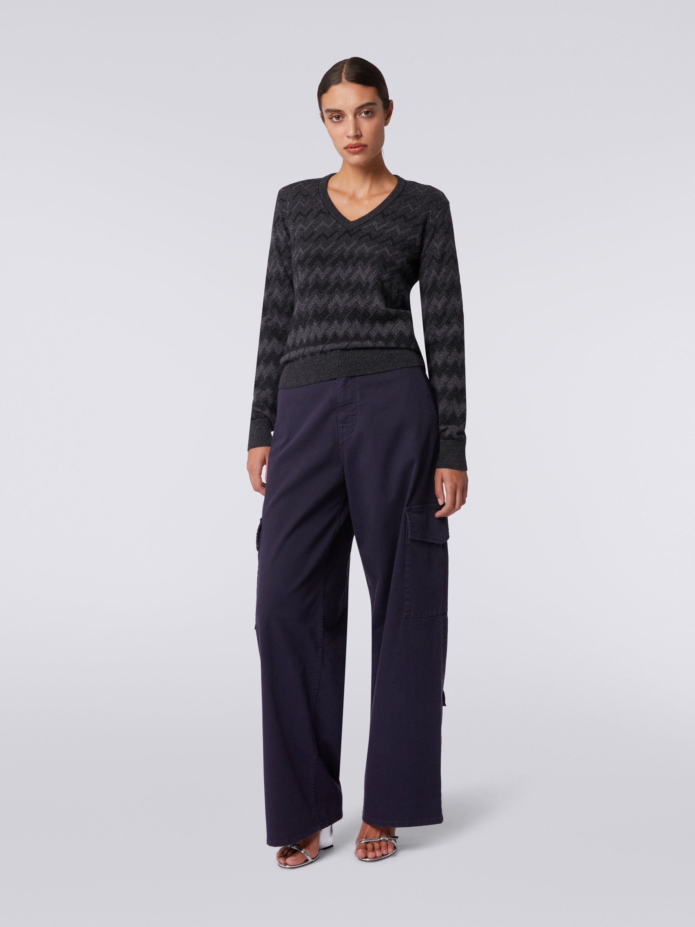 Kaschmirpullover mit V-Ausschnitt und Zickzackmuster, Schwarz    - 1