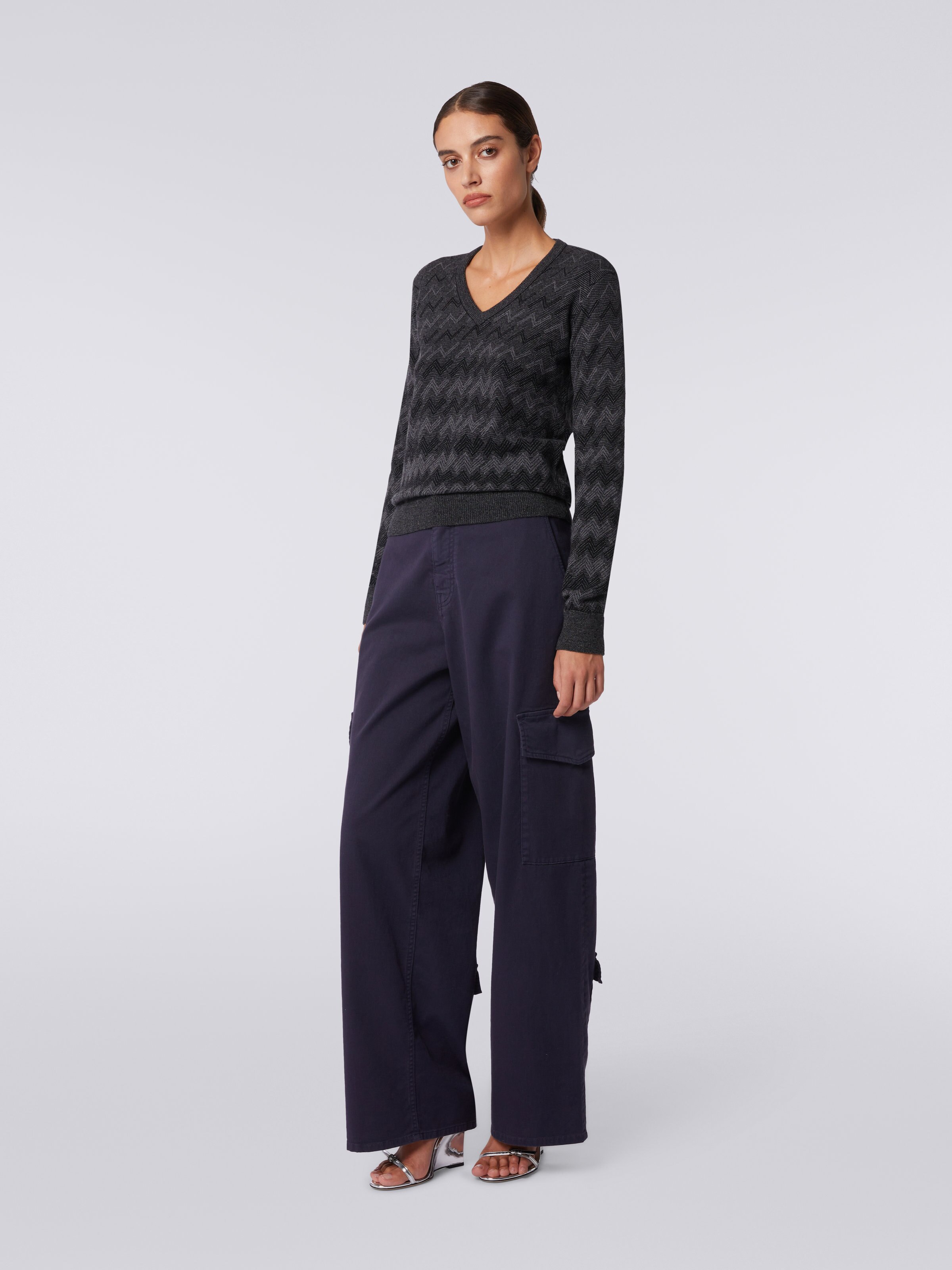 Kaschmirpullover mit V-Ausschnitt und Zickzackmuster, Schwarz    - 2