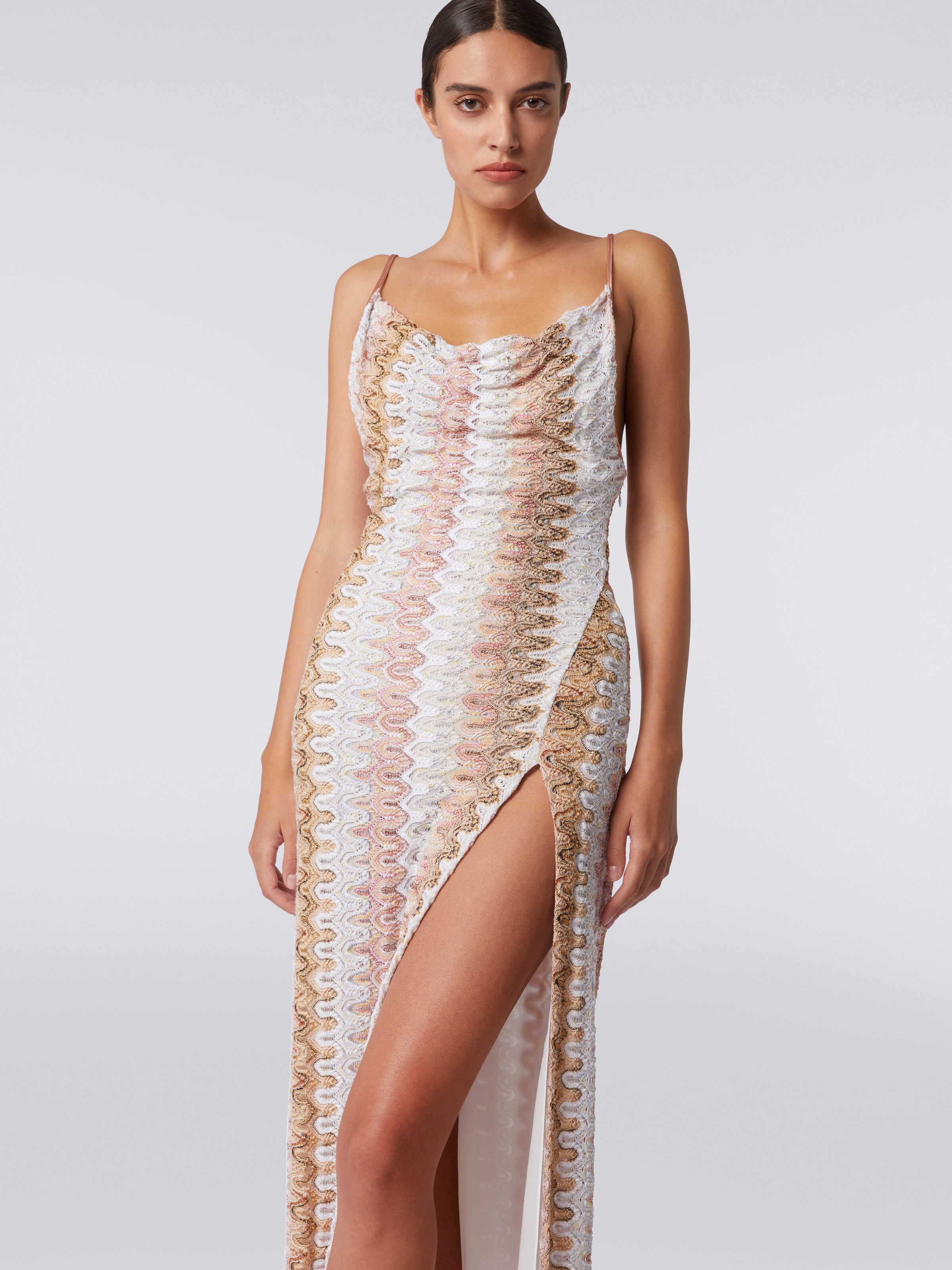 Langes Kleid in Spitzenoptik mit drapiertem Ausschnitt und Schlitz , Mehrfarbig  - 4