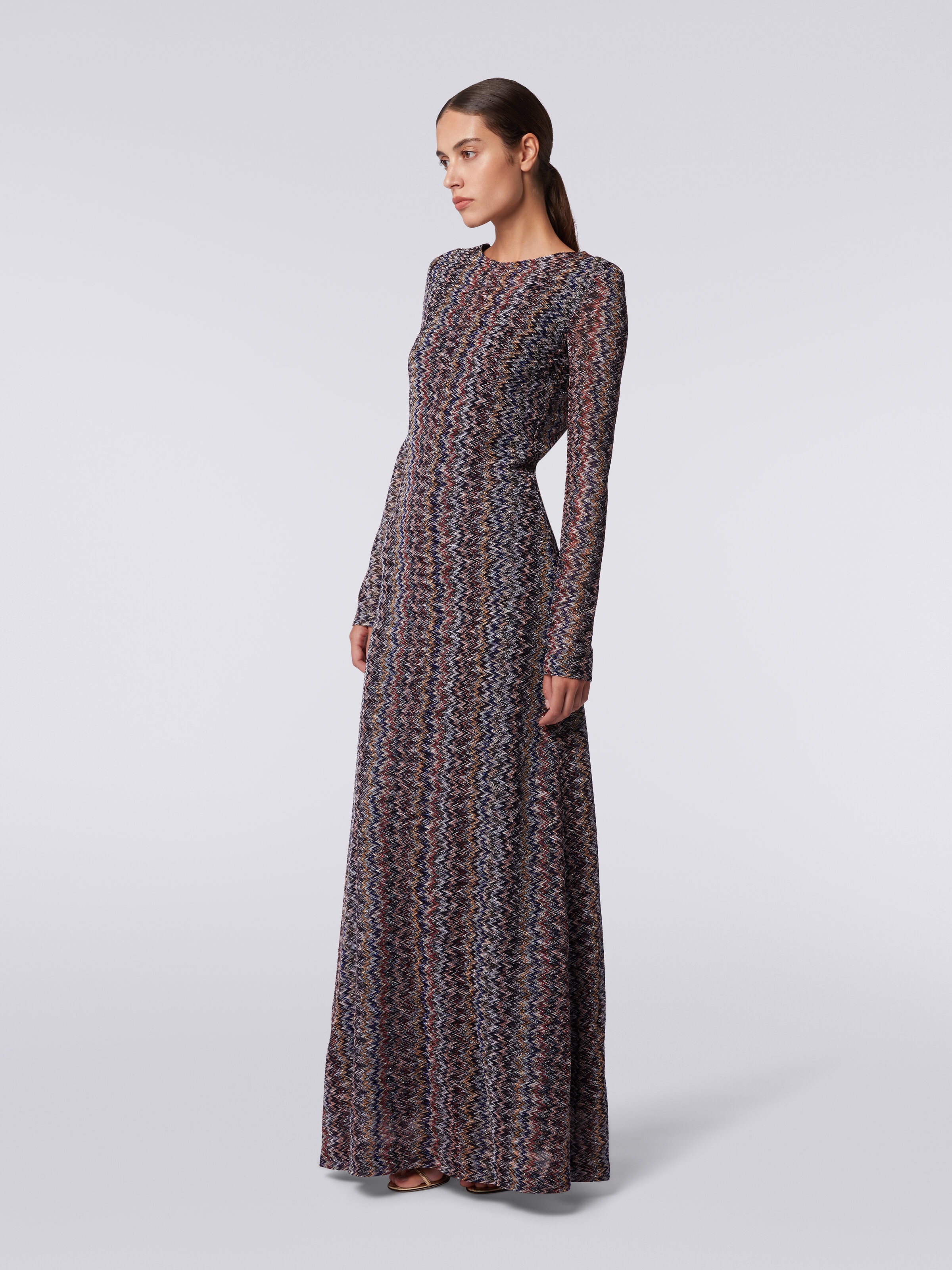 Langes Kleid aus Viskose mit rückseitigem V-Ausschnitt, Chevronmuster und Lurex, Mehrfarbig  - 2
