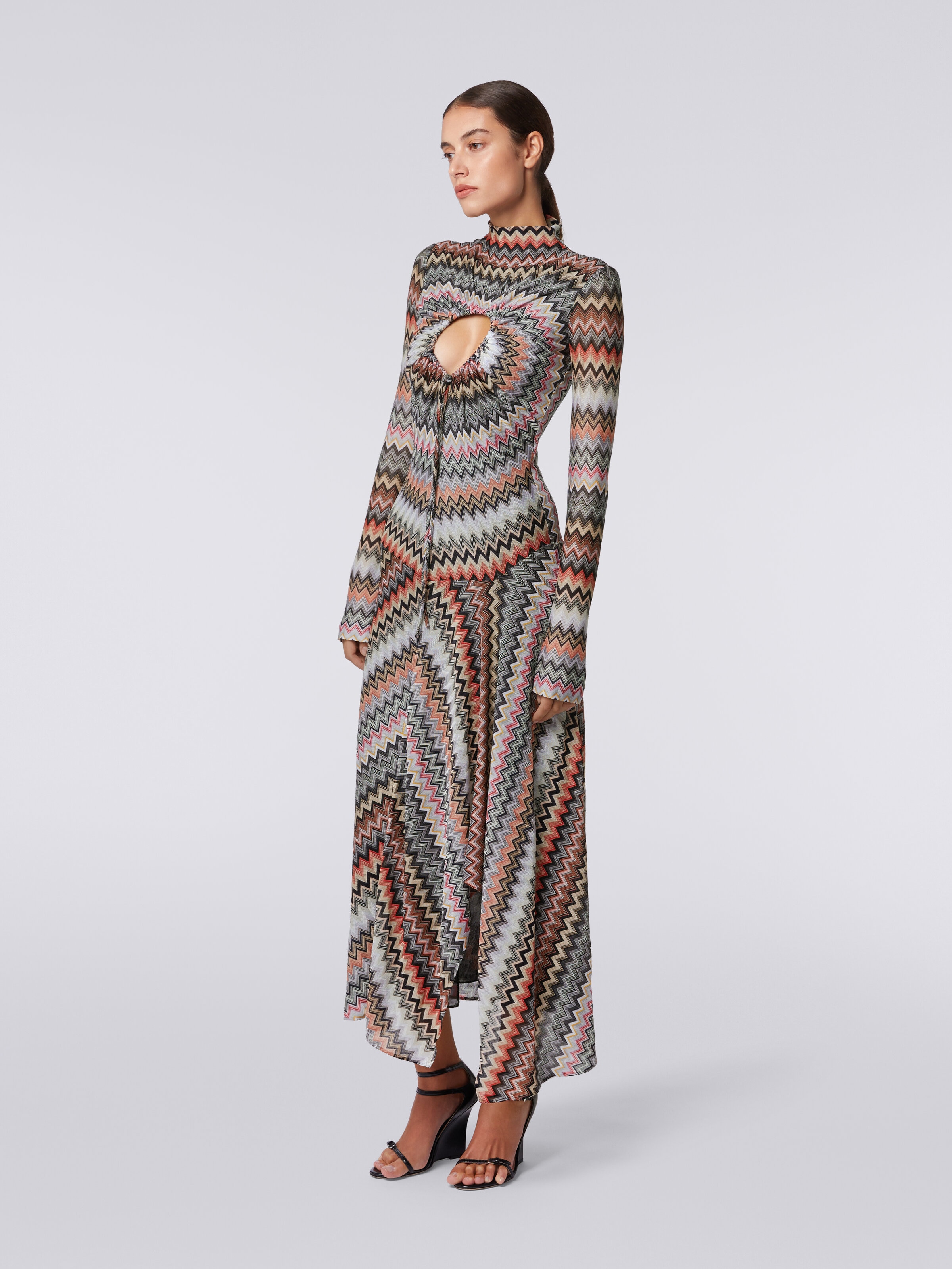 Langes Kleid aus Baumwolle und Viskose mit Zickzackmuster, Cut-Out-Detail und Schlitz, Mehrfarbig  - 2