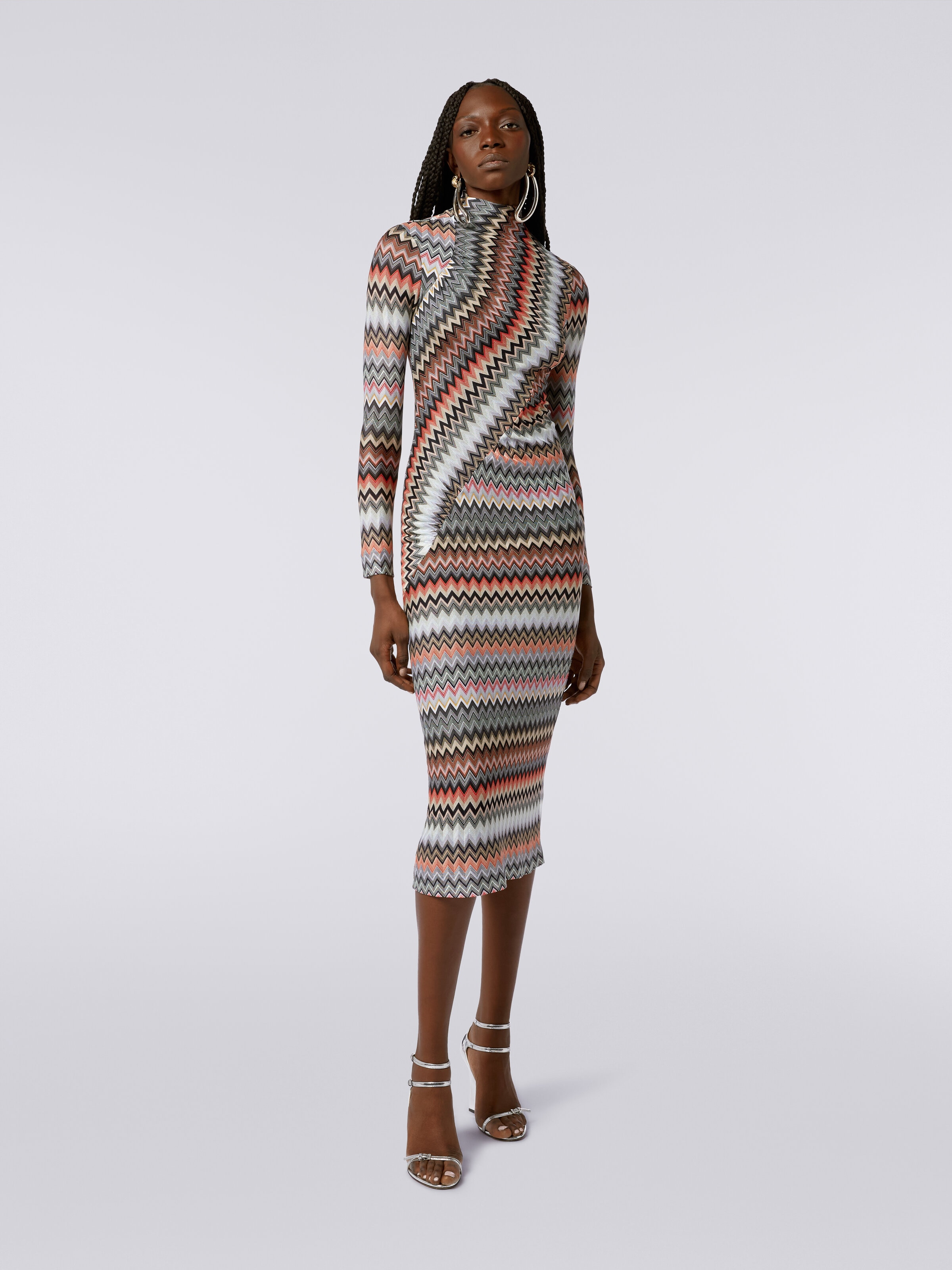 Langes Kleid mit hohem Kragen aus Baumwolle und Viskose mit Zickzackmuster und Raffung , Mehrfarbig  - 1