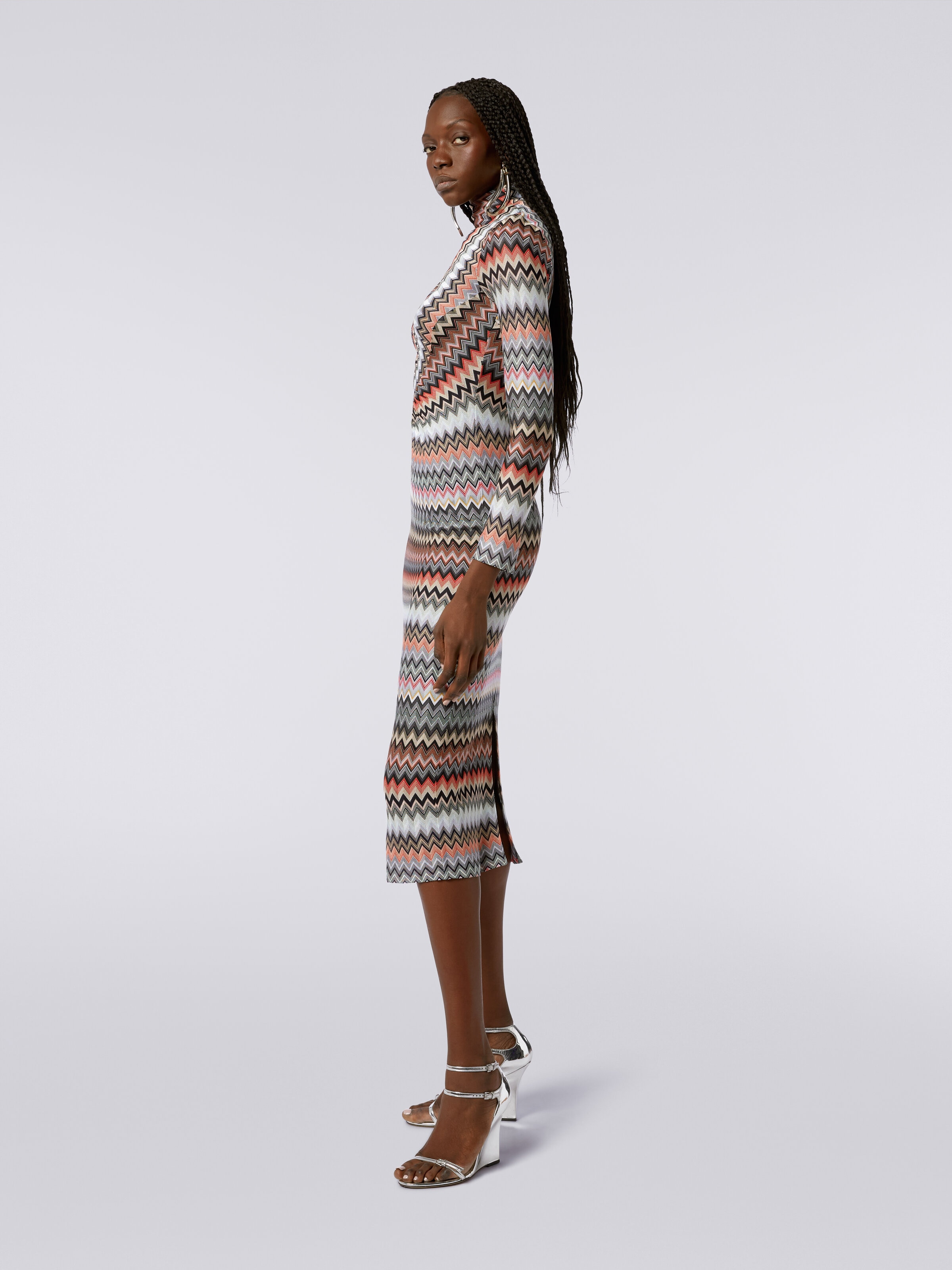 Langes Kleid mit hohem Kragen aus Baumwolle und Viskose mit Zickzackmuster und Raffung , Mehrfarbig  - 2