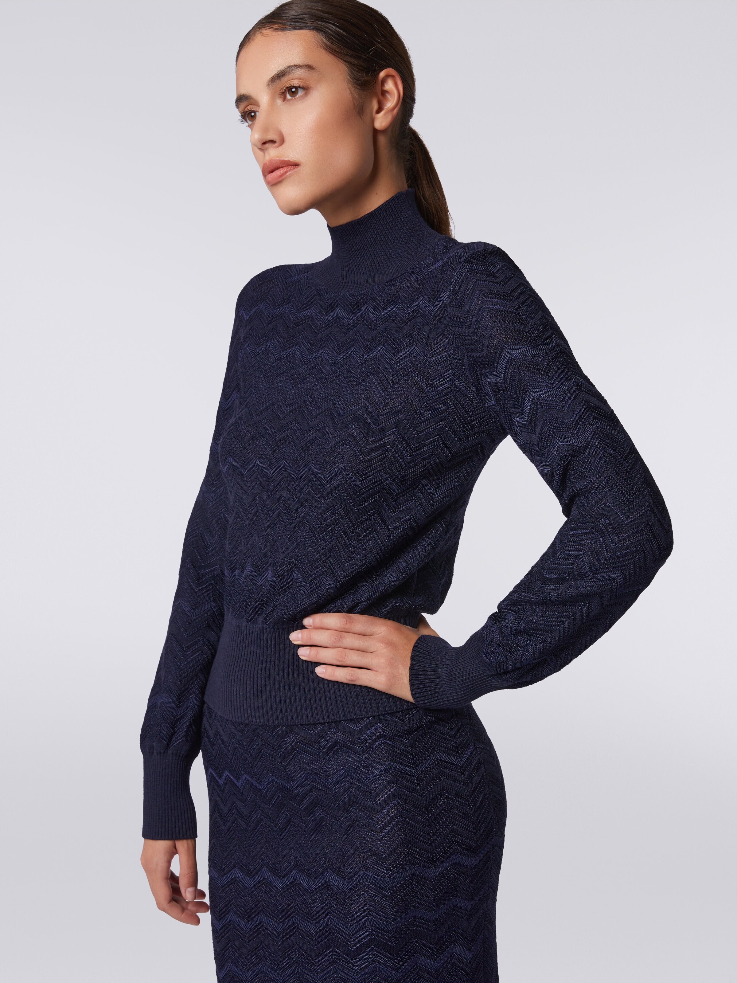 Pull à col montant en viscose et laine à chevrons, Bleu Foncé - 4