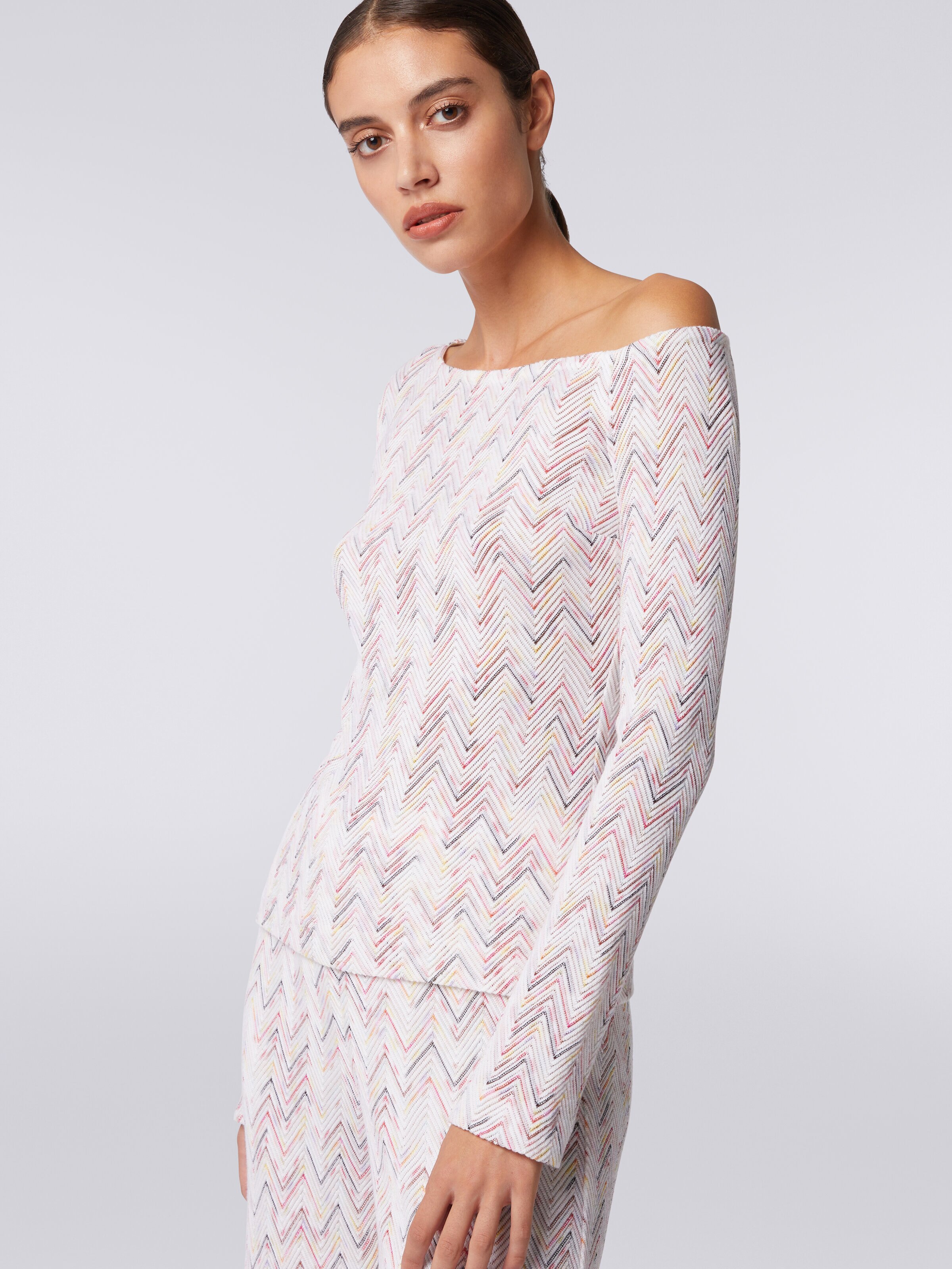 Pull en laine et viscose à chevrons avec encolure asymétrique, Multicolore  - 4